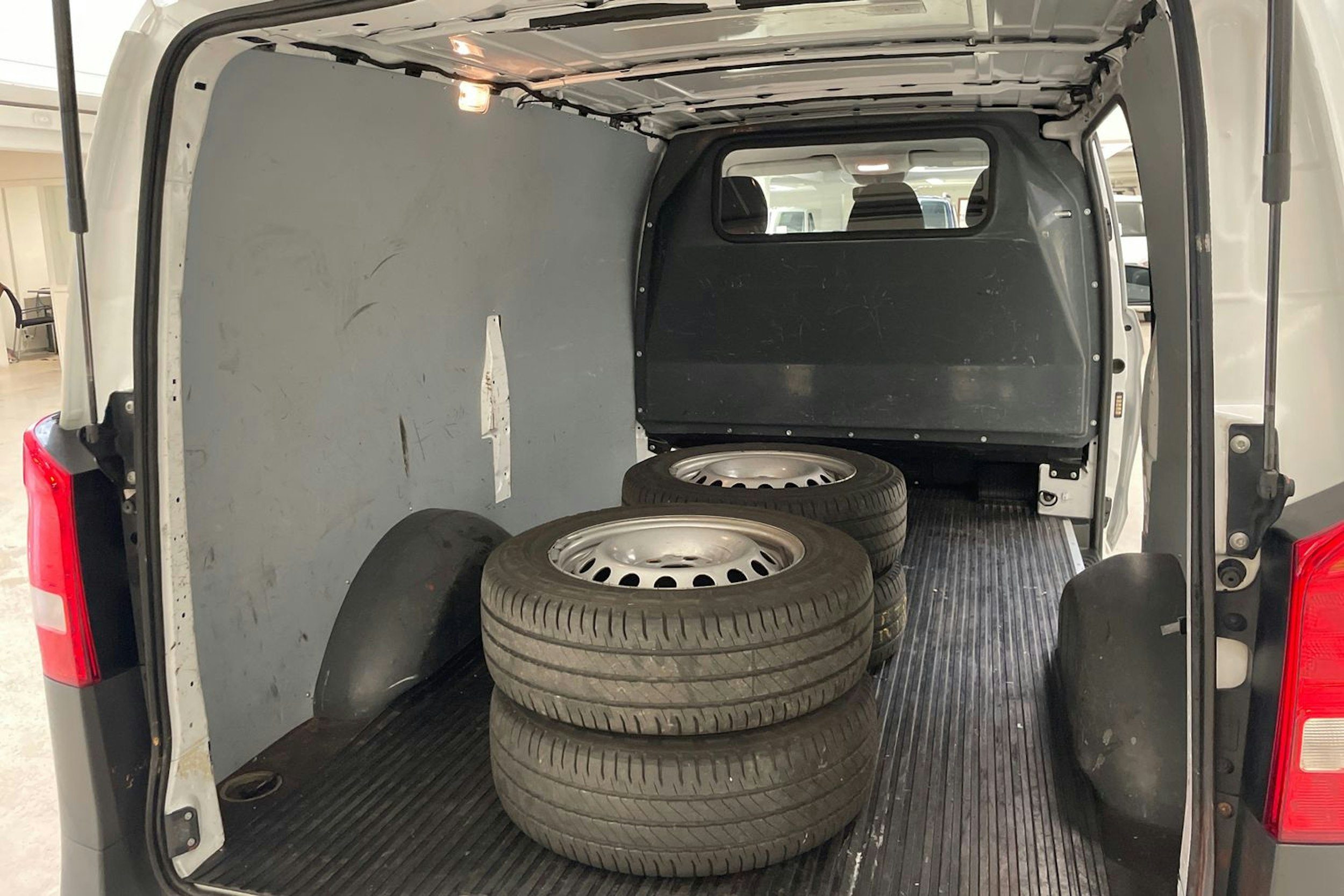 valkoinen Mercedes-Benz Vito 2020 kuva 16.