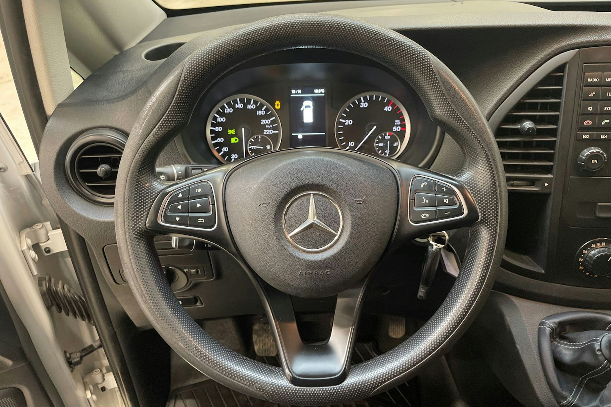 valkoinen Mercedes-Benz Vito 2020 kuva 18.