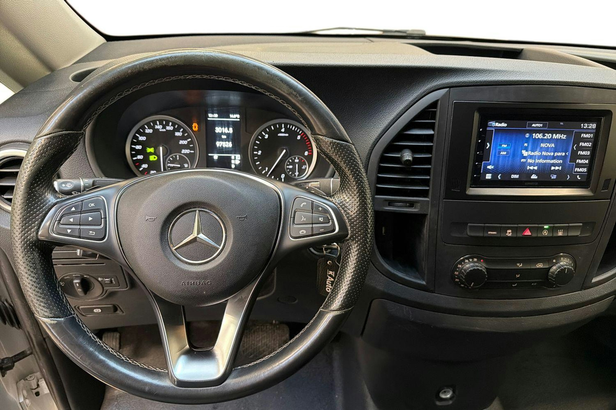 valkoinen Mercedes-Benz Vito 2020 kuva 9.