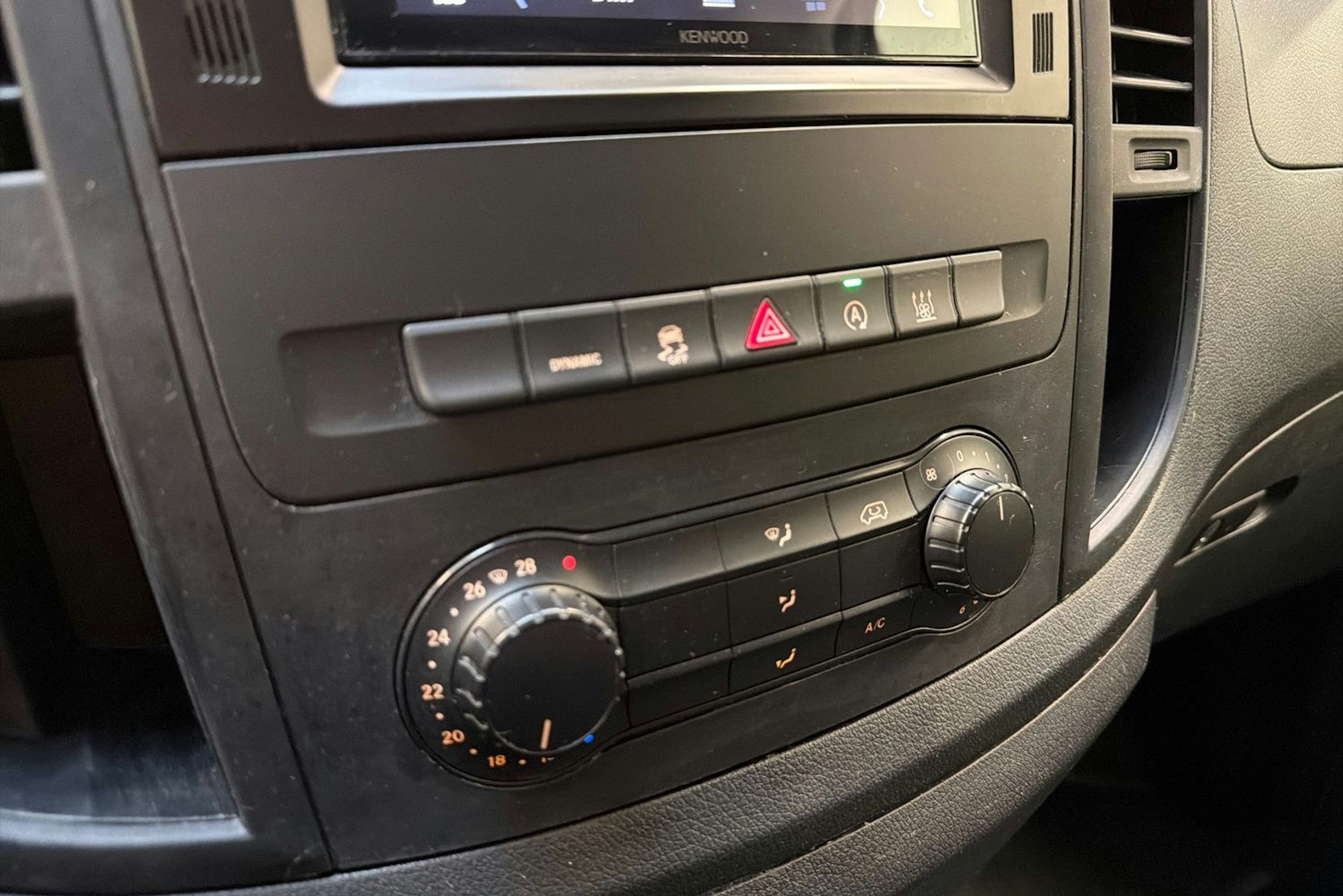 valkoinen Mercedes-Benz Vito 2020 kuva 18.