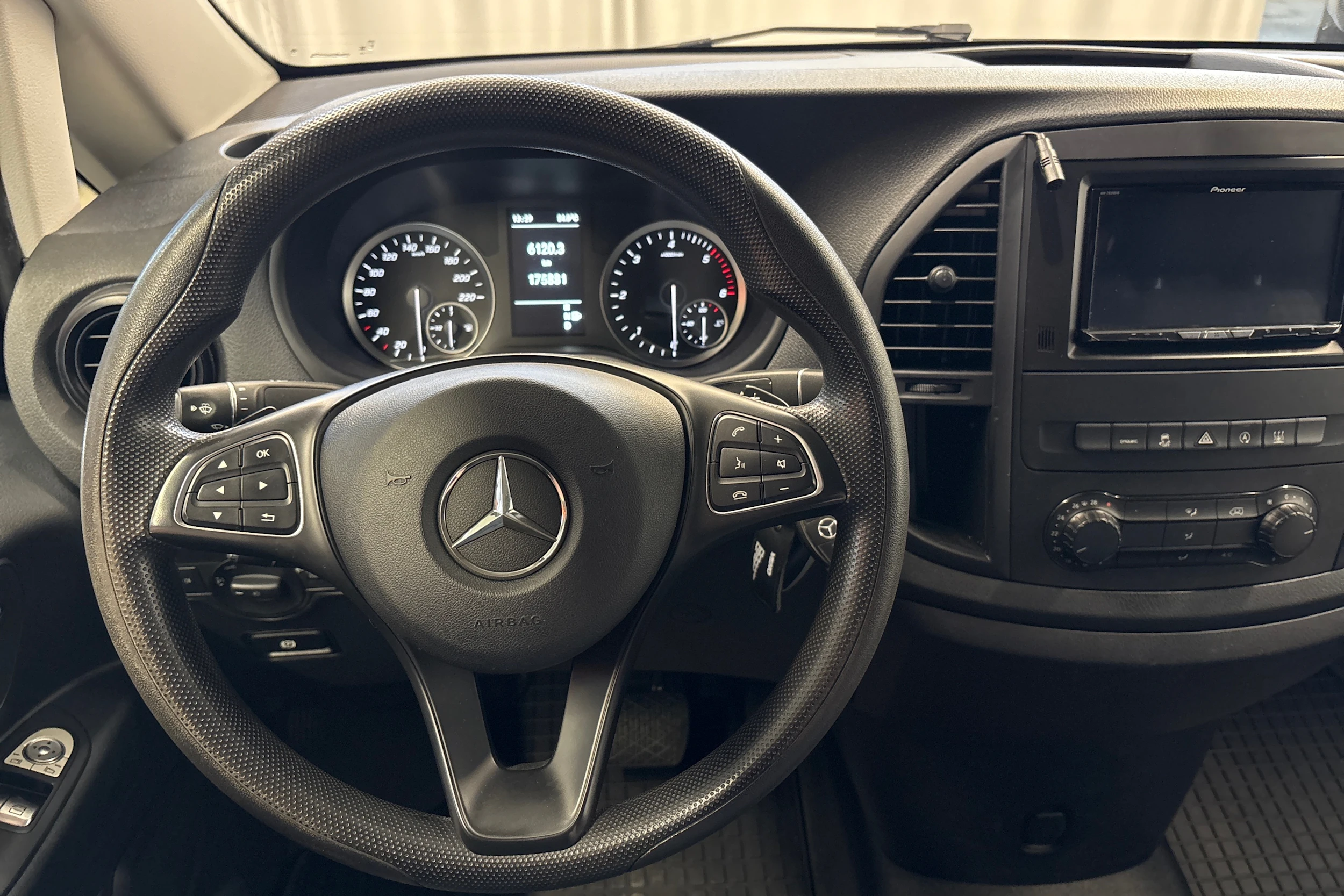 sininen Mercedes-Benz Vito 2020 kuva 10.
