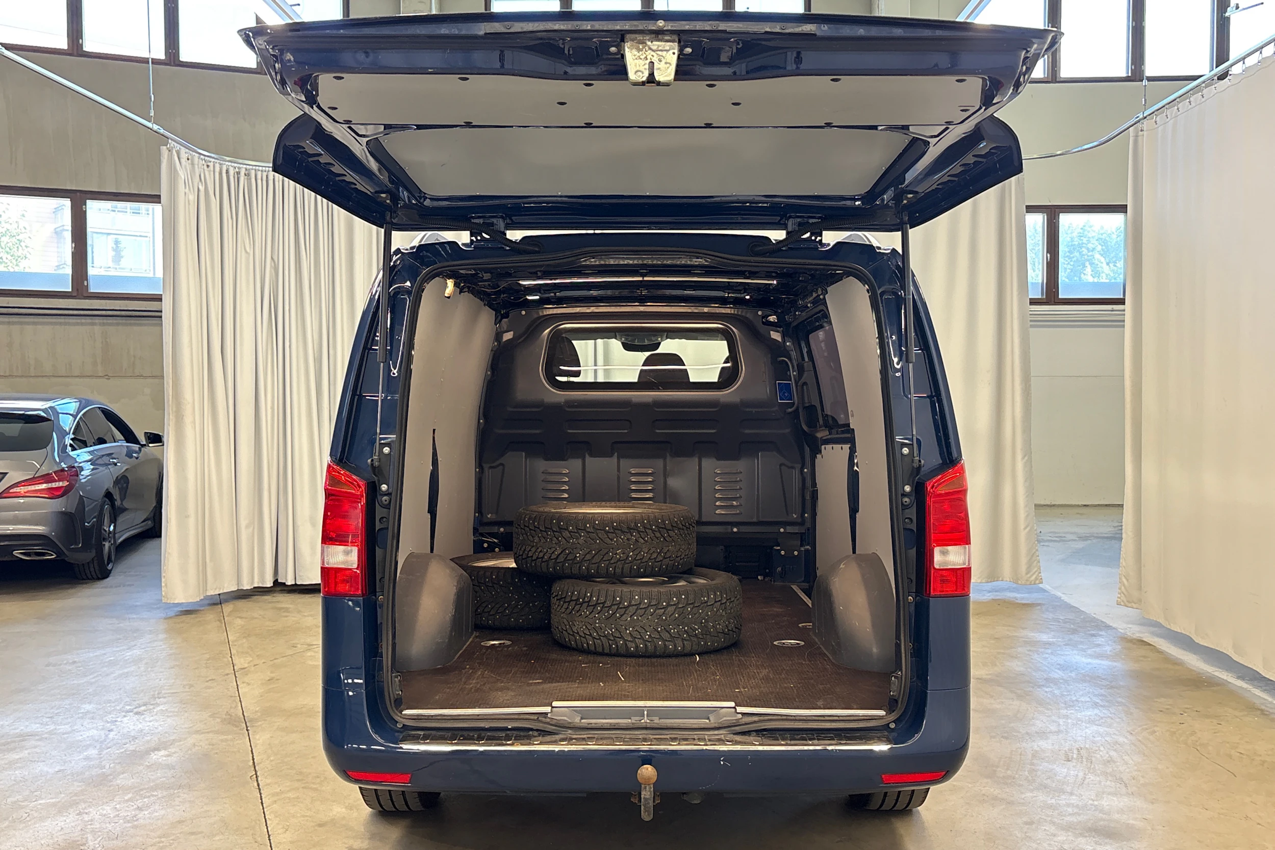 sininen Mercedes-Benz Vito 2020 kuva 17.