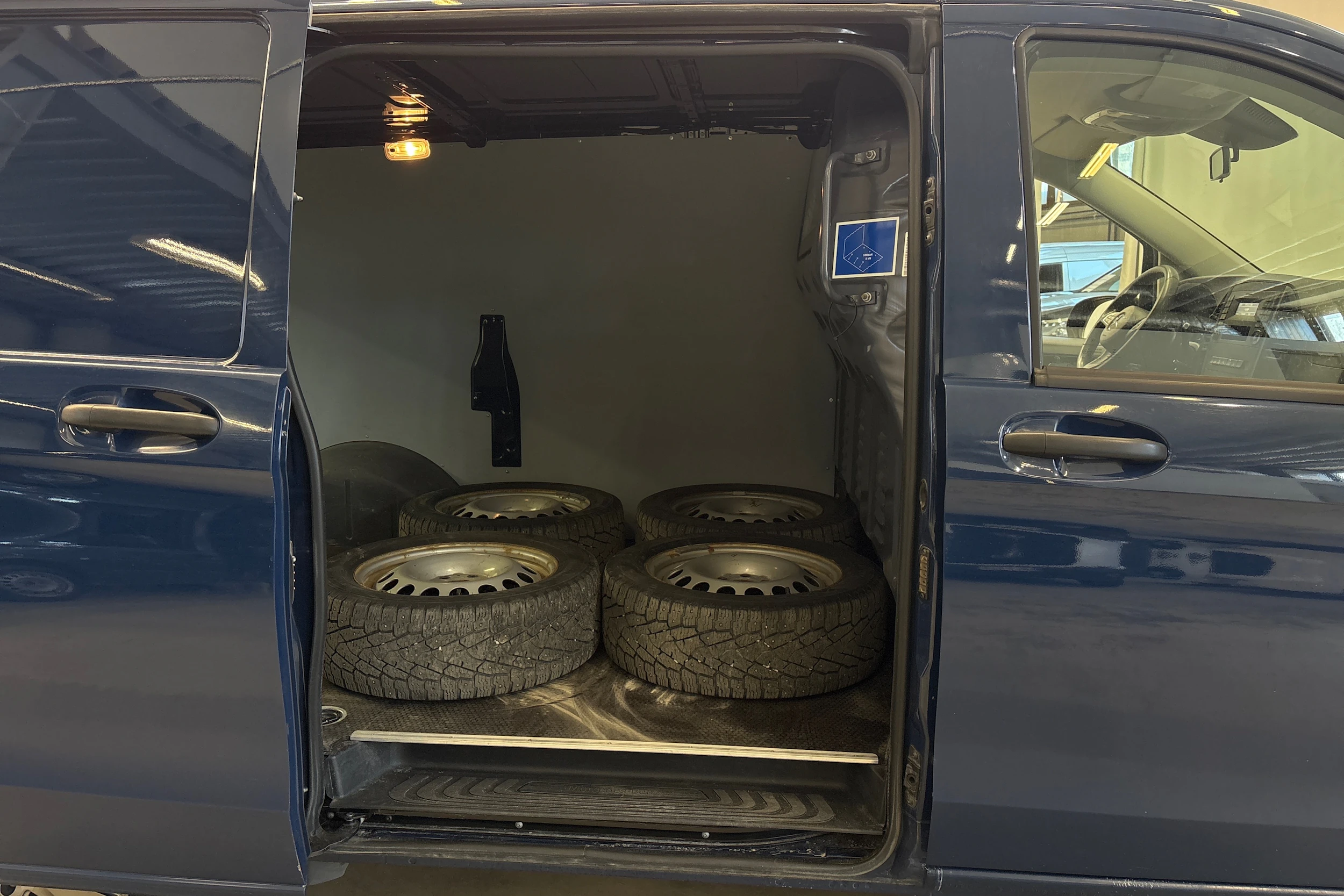 sininen Mercedes-Benz Vito 2020 kuva 11.