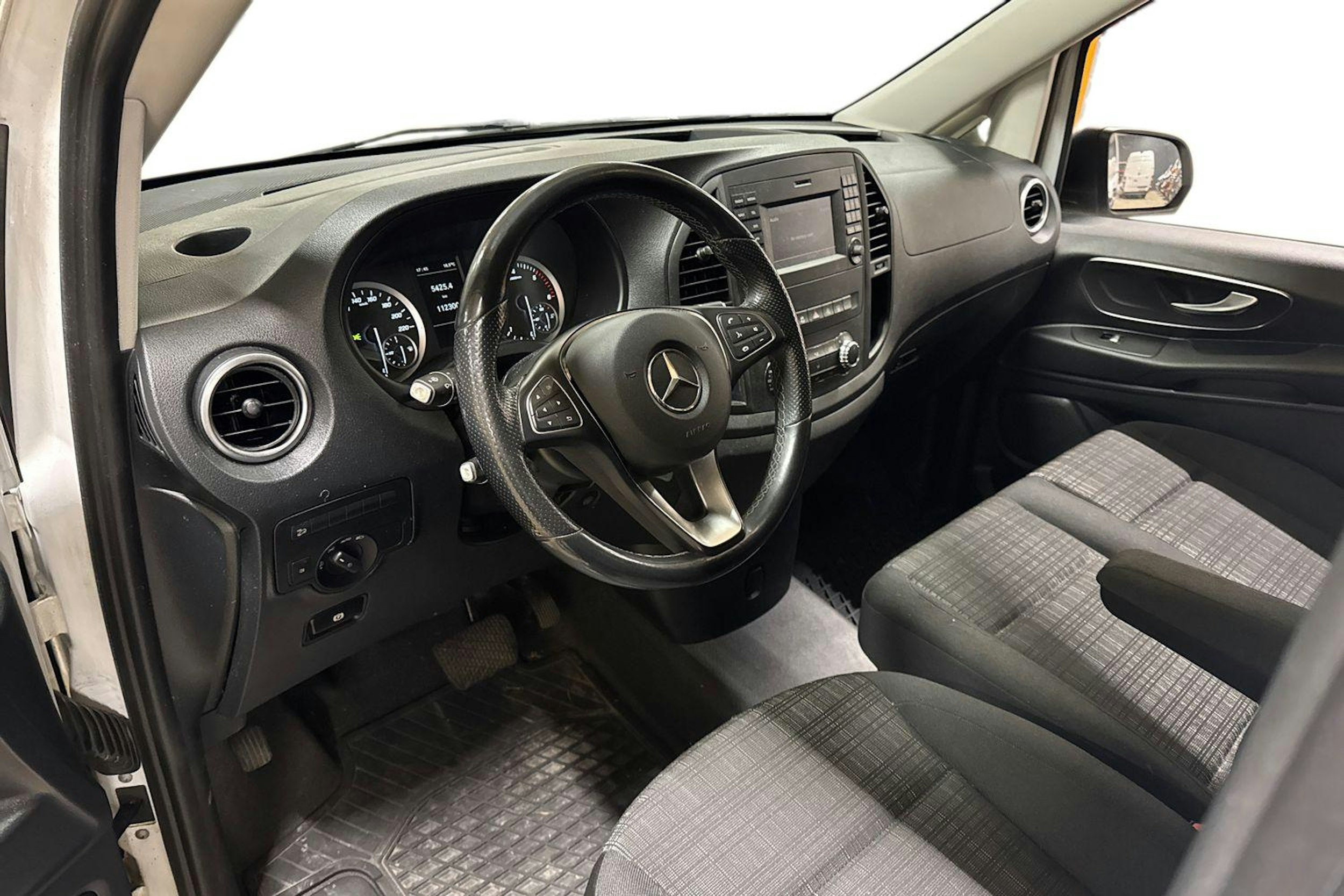 valkoinen Mercedes-Benz Vito 2020 kuva 3.