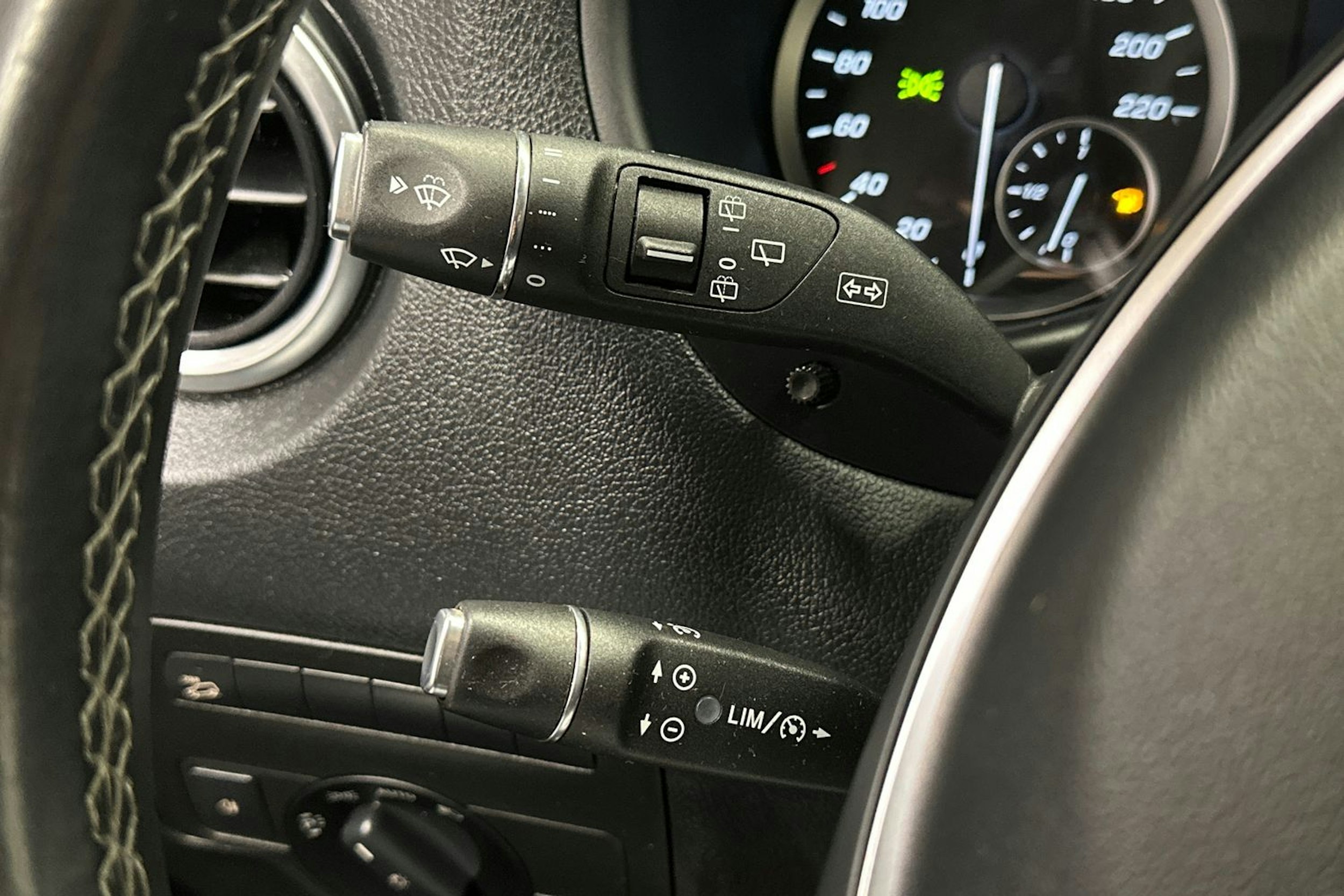 valkoinen Mercedes-Benz Vito 2020 kuva 16.