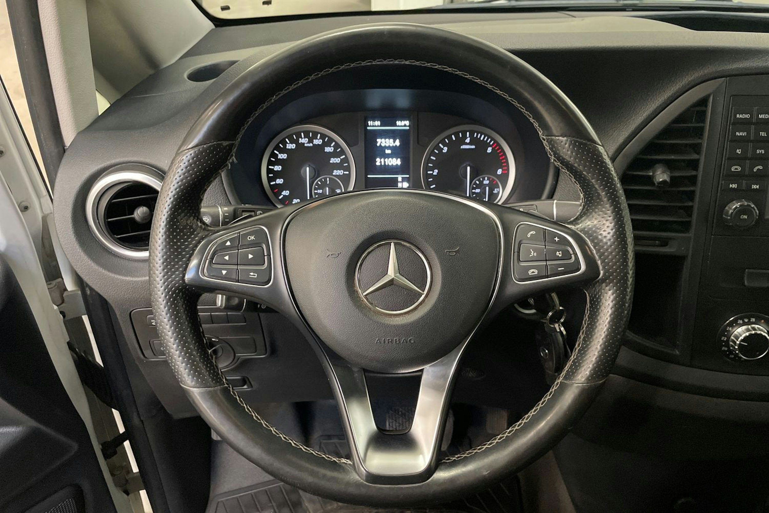 valkoinen Mercedes-Benz Vito 2020 kuva 17.