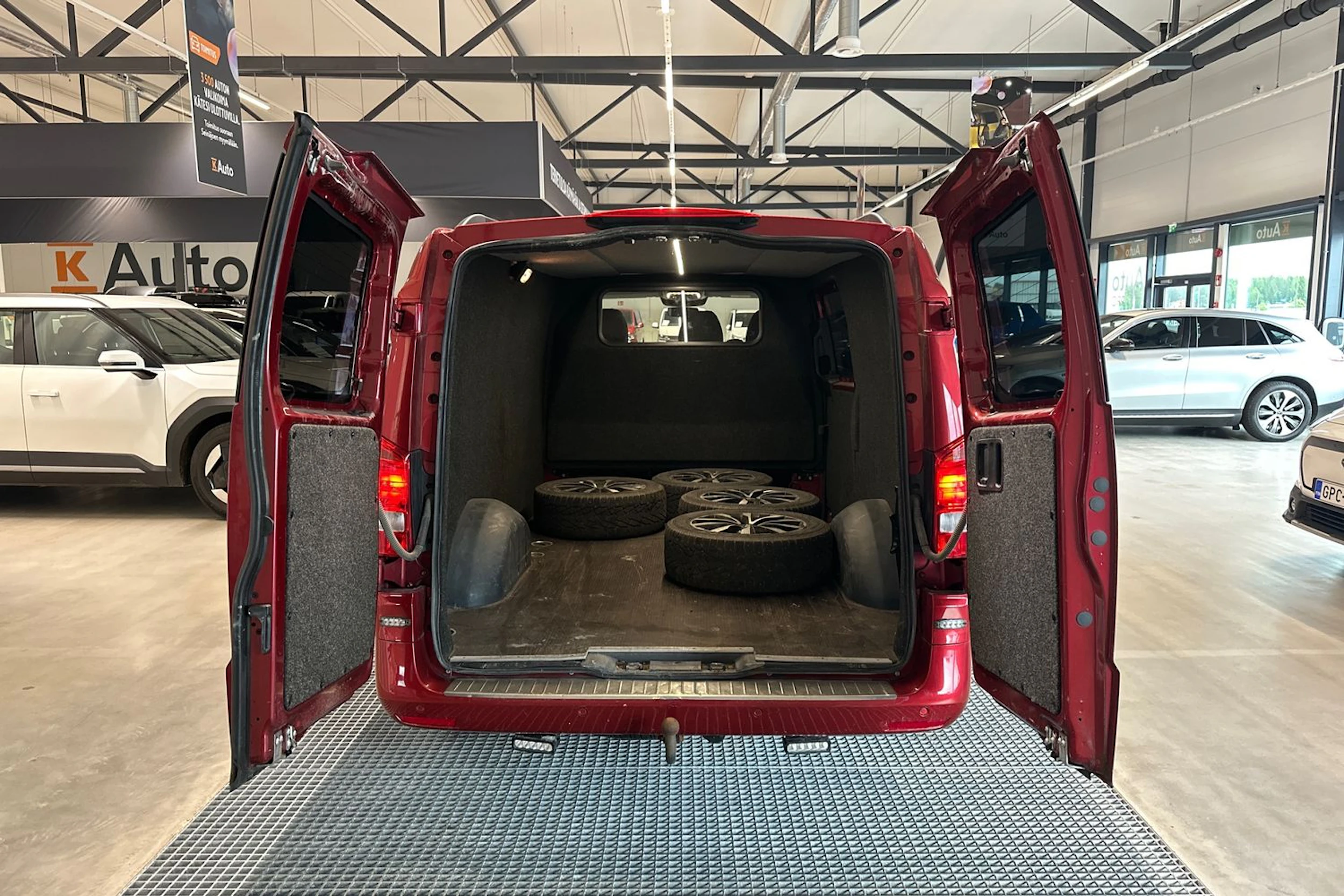 punainen Mercedes-Benz Vito 2020 kuva 5.