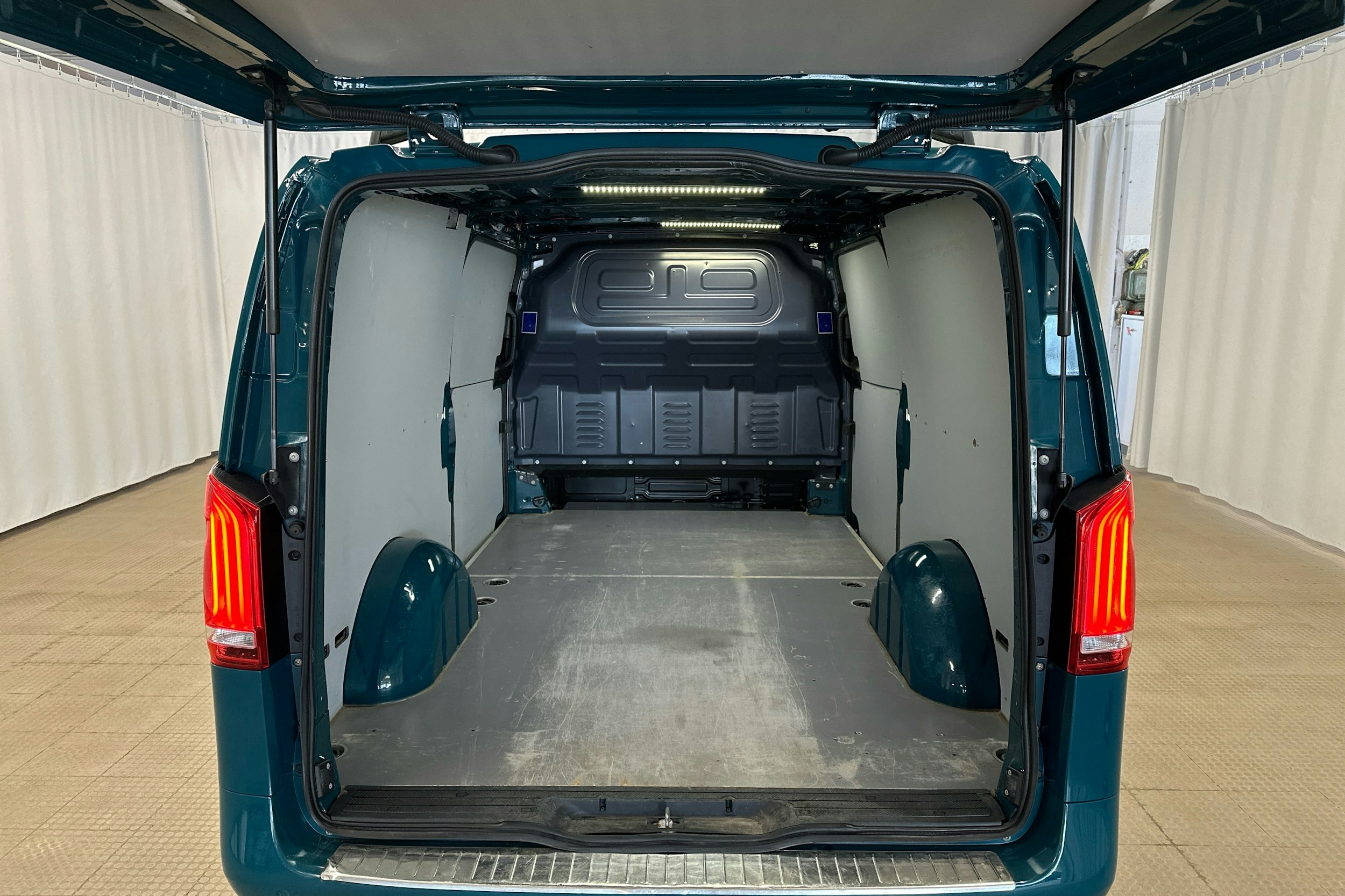 vihreä Mercedes-Benz Vito 2021 kuva 19.