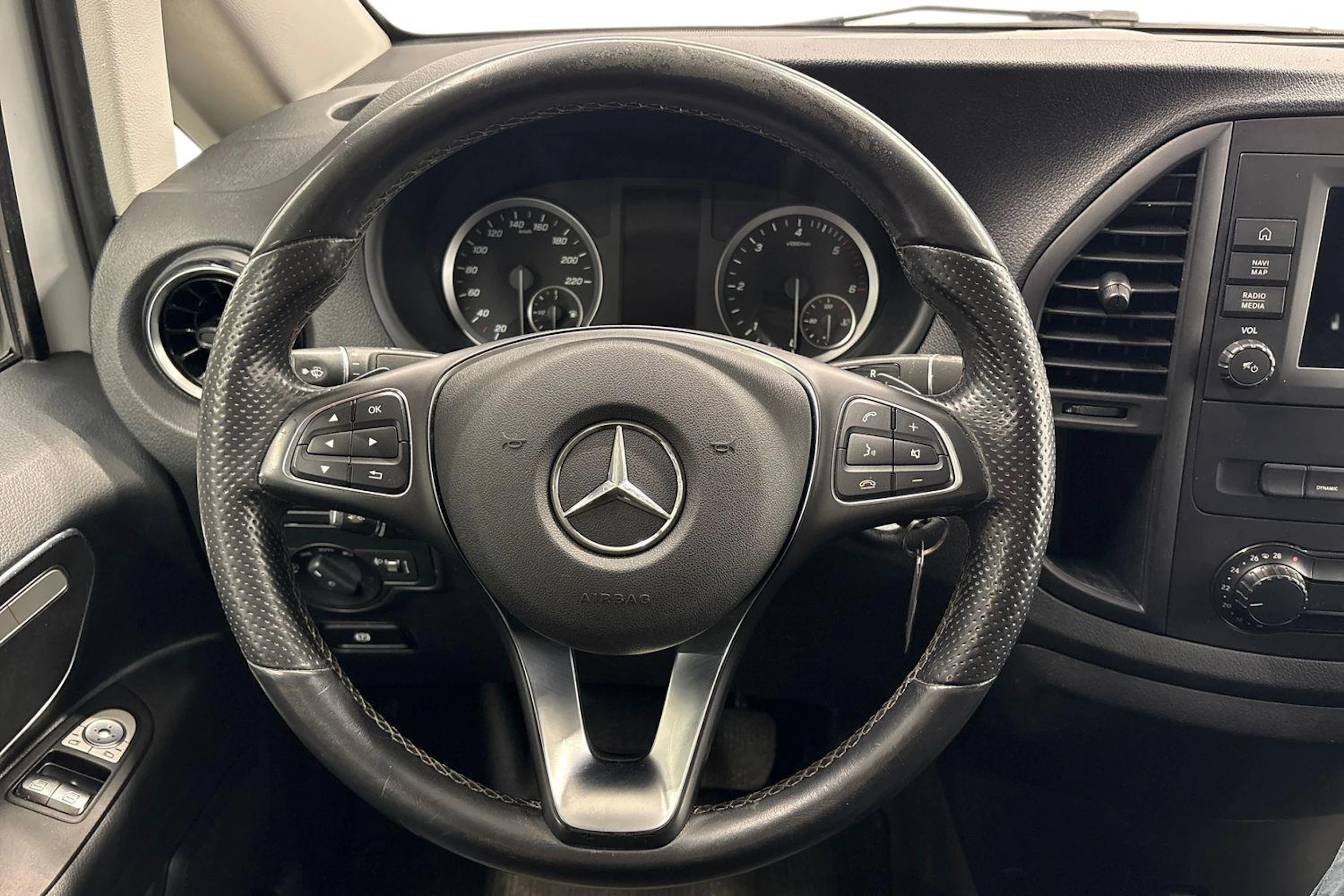 valkoinen Mercedes-Benz Vito 2021 kuva 7.