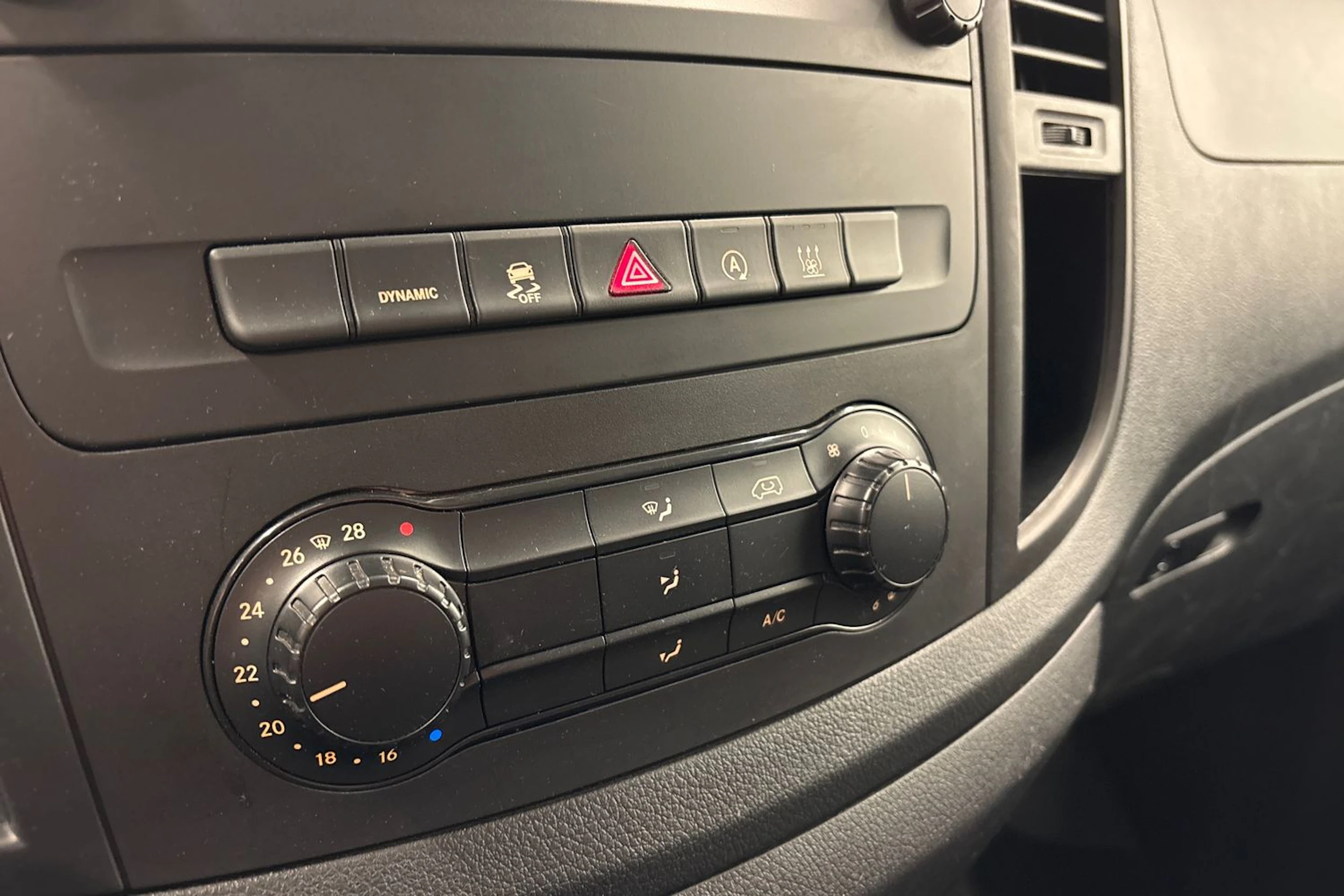 valkoinen Mercedes-Benz Vito 2021 kuva 13.