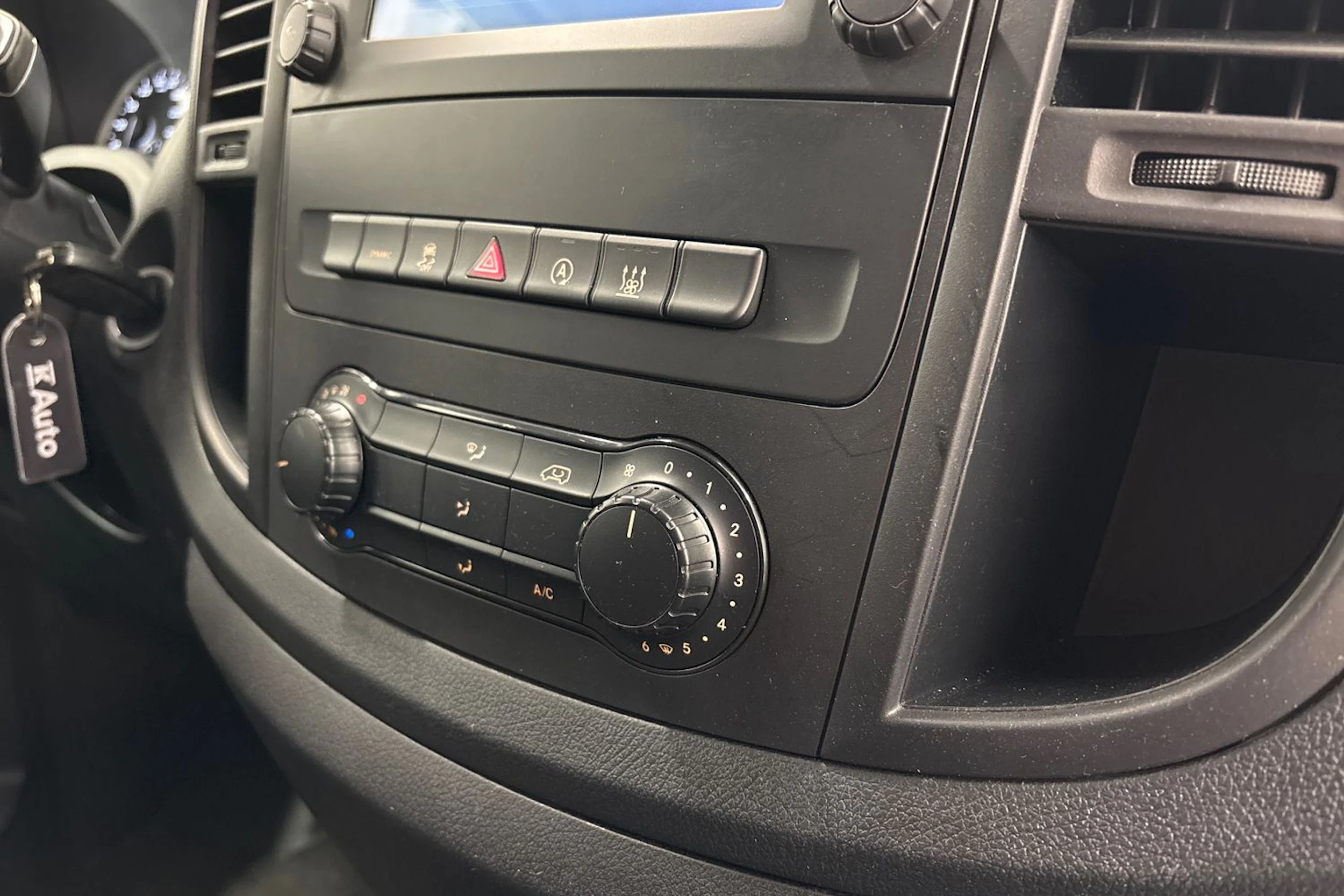 valkoinen Mercedes-Benz Vito 2021 kuva 15.