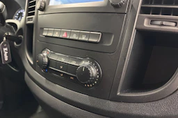 valkoinen Mercedes-Benz Vito 2021 kuva 15.