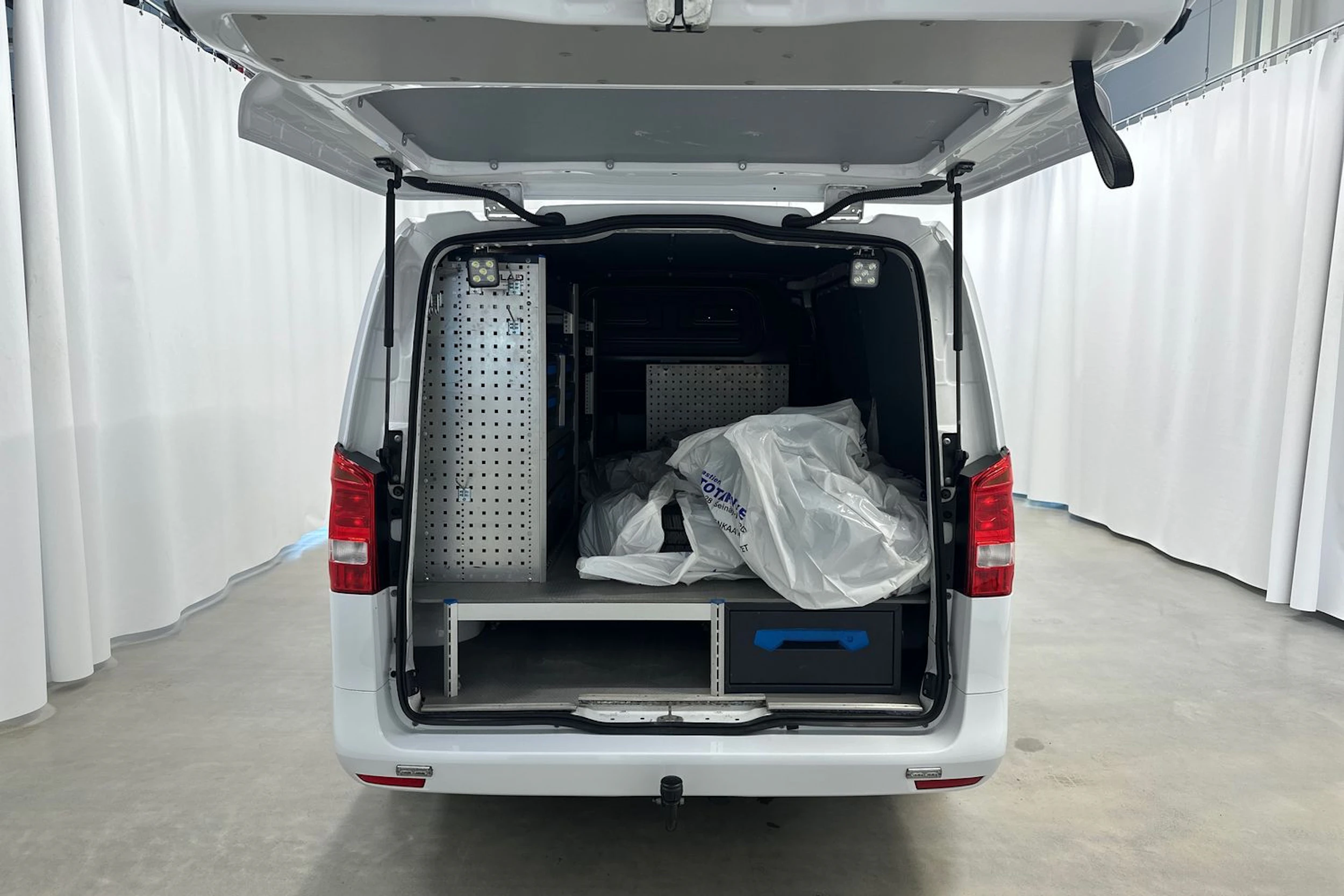 valkoinen Mercedes-Benz Vito 2021 kuva 29.