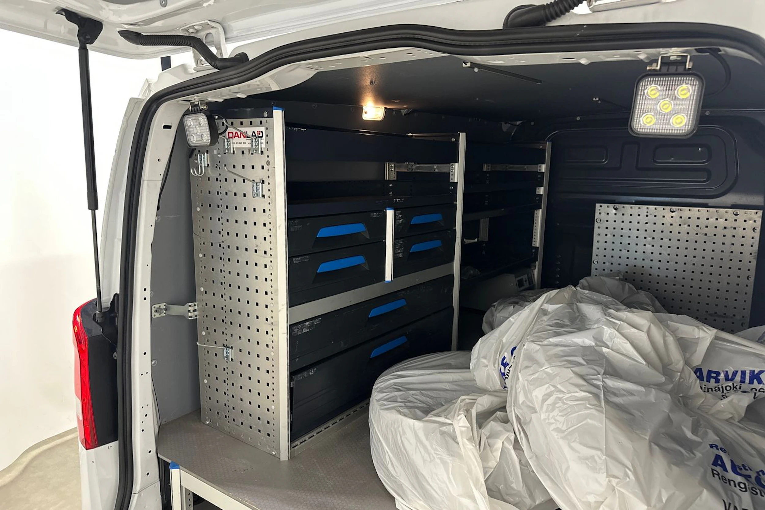 valkoinen Mercedes-Benz Vito 2021 kuva 30.