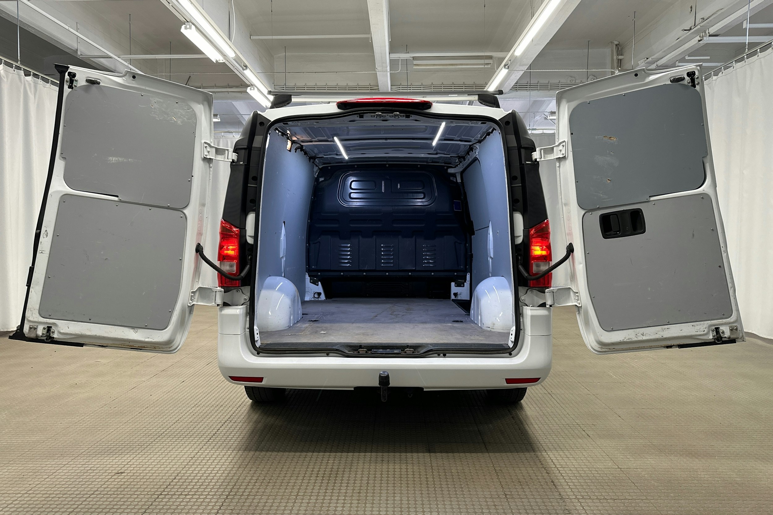 valkoinen Mercedes-Benz Vito 2021 kuva 9.