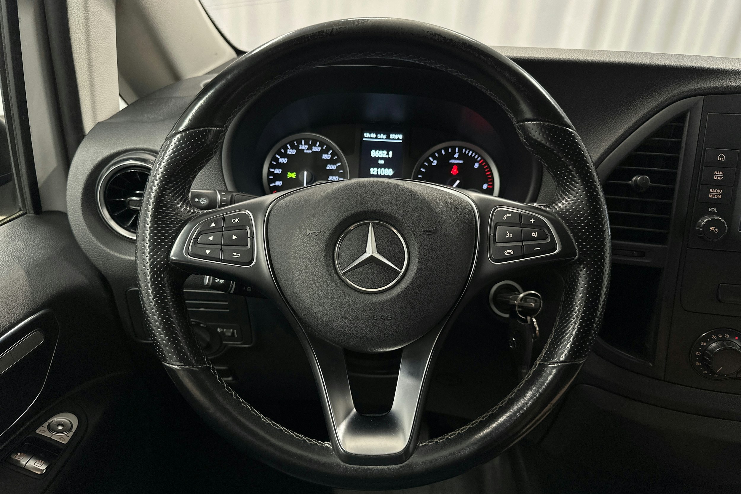 valkoinen Mercedes-Benz Vito 2021 kuva 12.