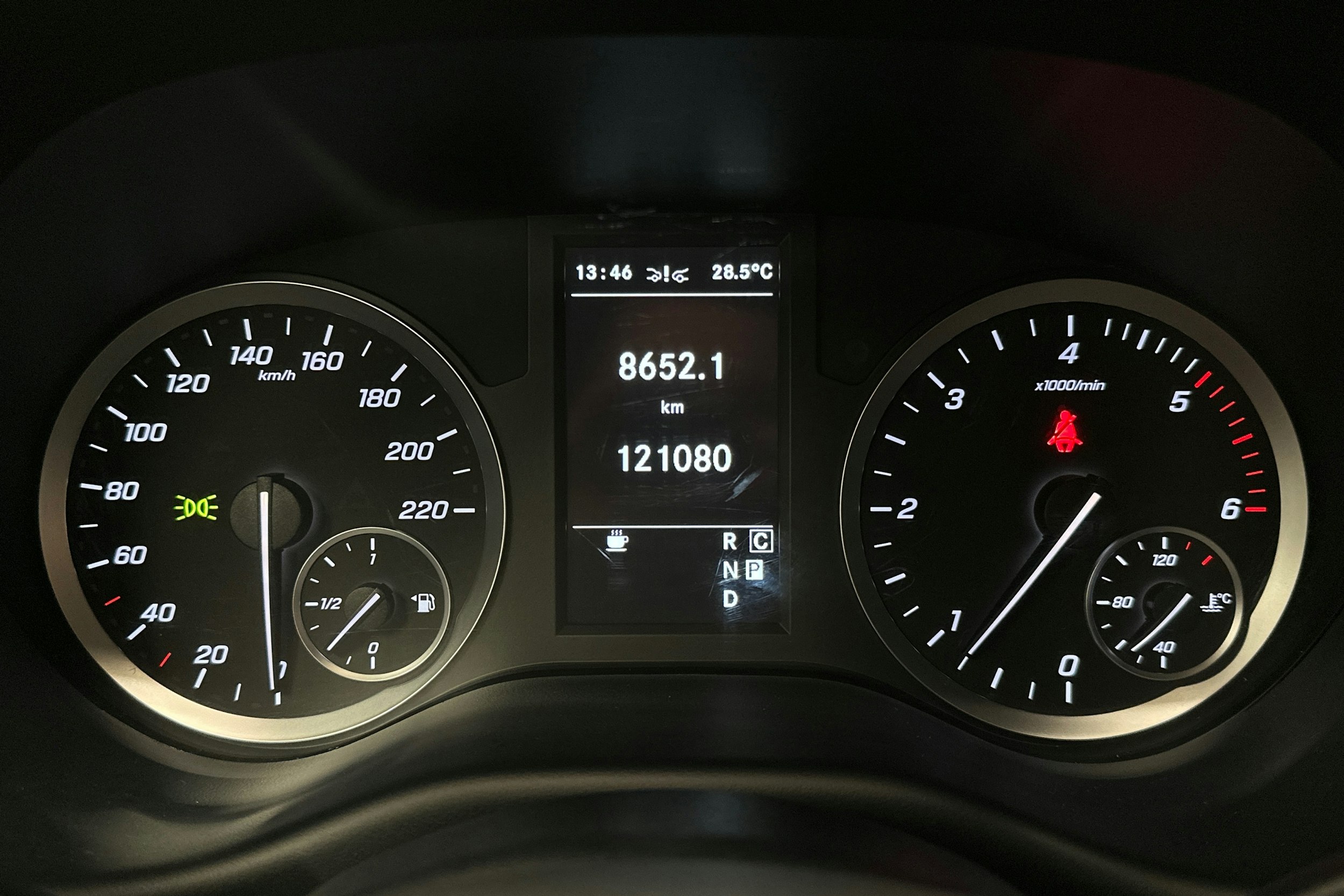 valkoinen Mercedes-Benz Vito 2021 kuva 16.
