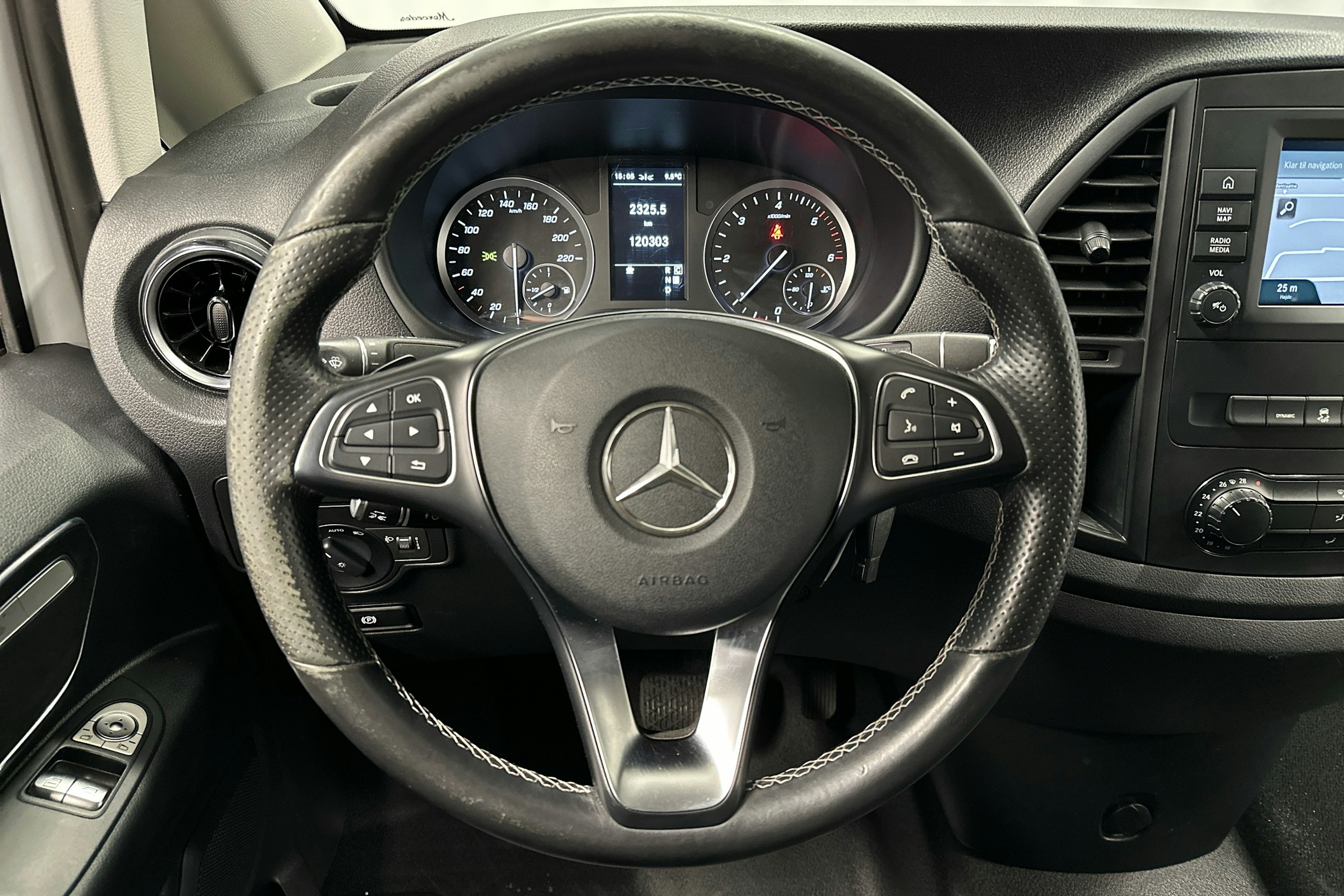 valkoinen Mercedes-Benz Vito 2021 kuva 11.