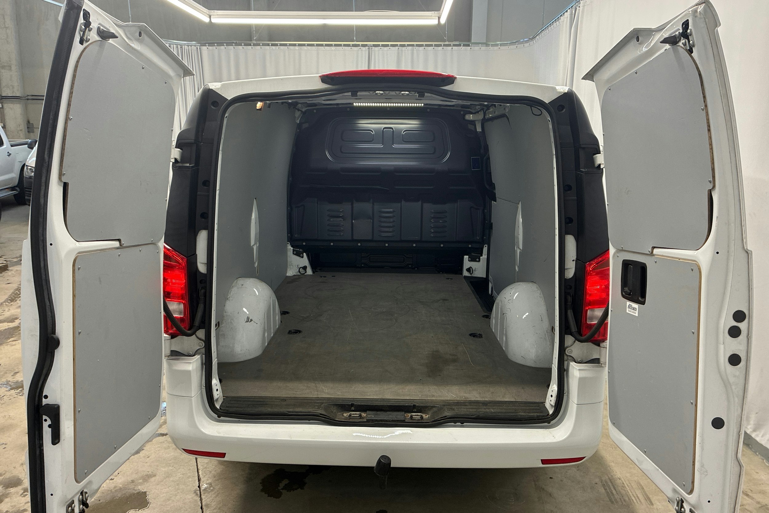 valkoinen Mercedes-Benz Vito 2021 kuva 21.