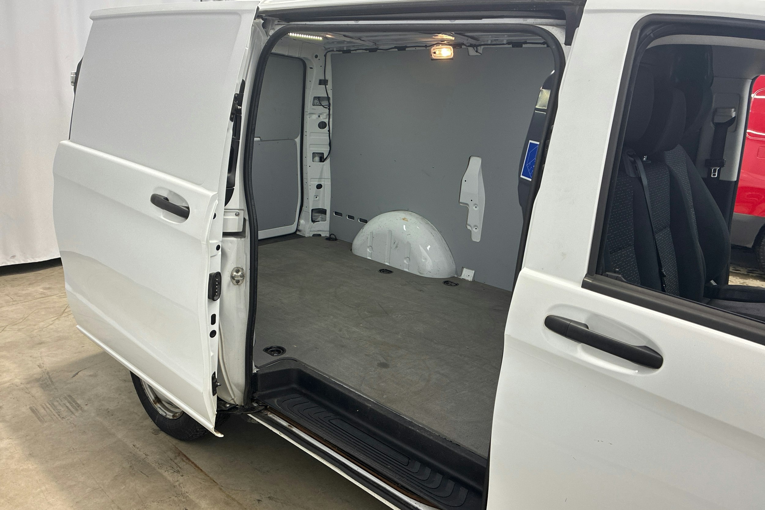 valkoinen Mercedes-Benz Vito 2021 kuva 24.