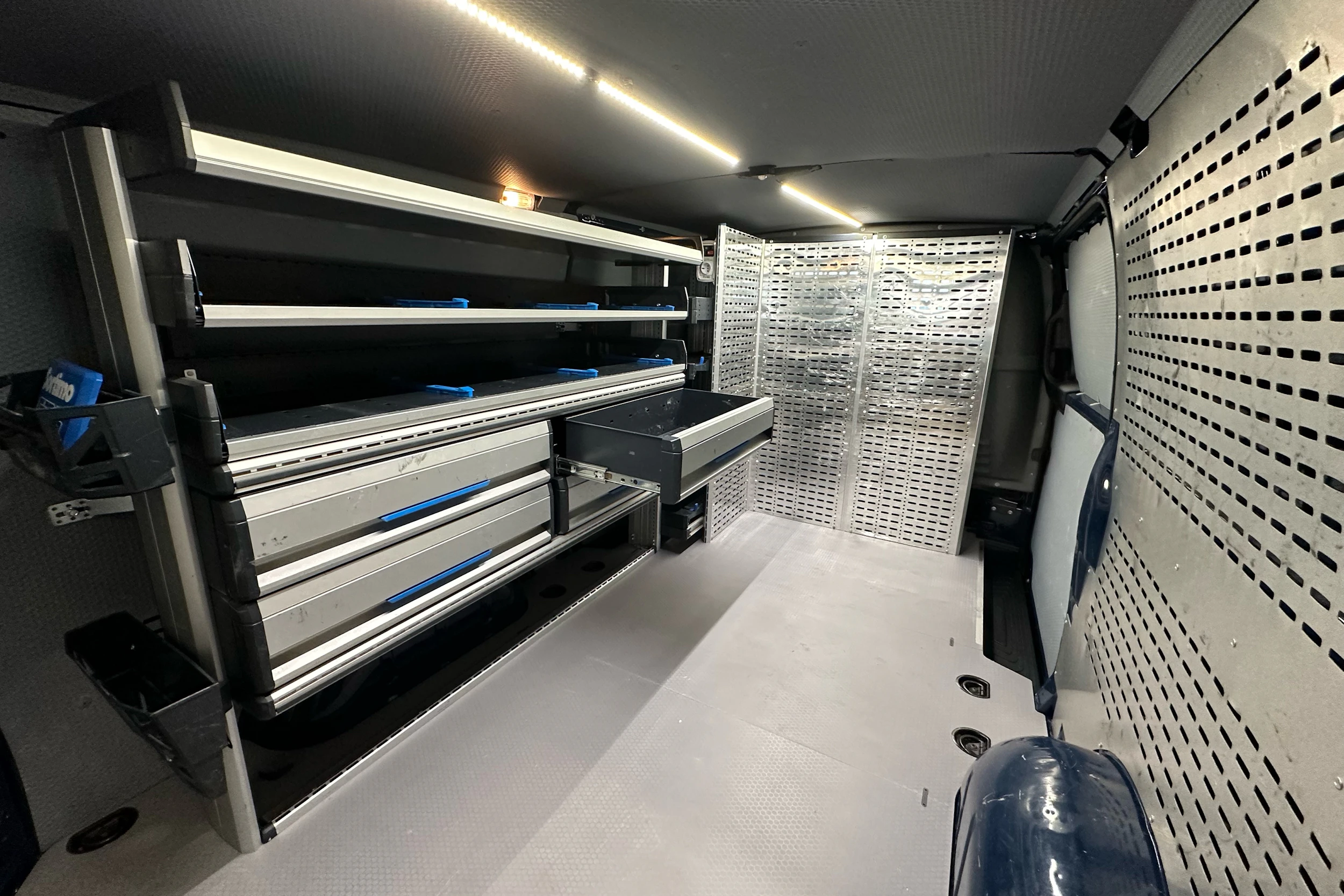 sininen Mercedes-Benz Vito 2021 kuva 6.