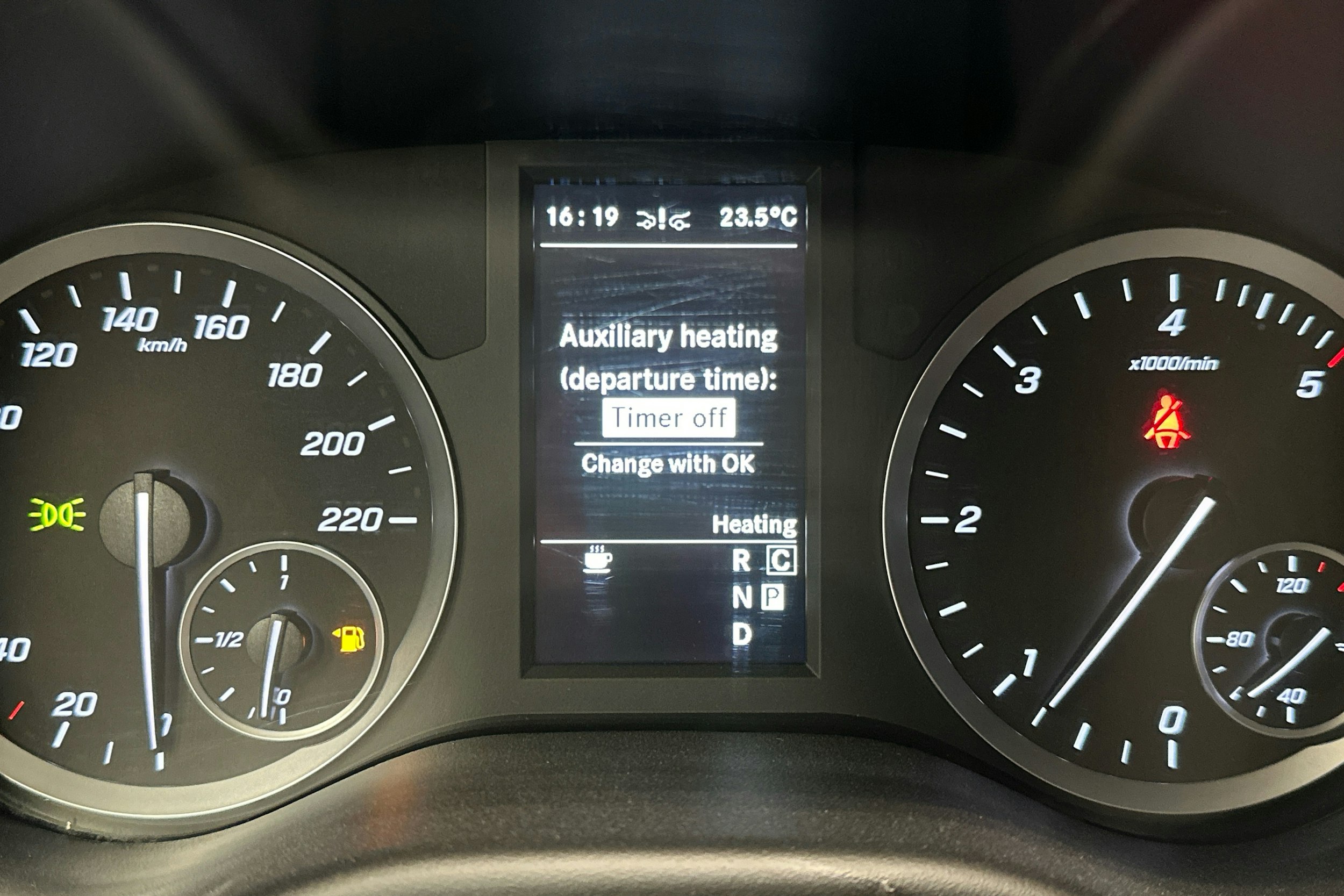 valkoinen Mercedes-Benz Vito 2021 kuva 18.