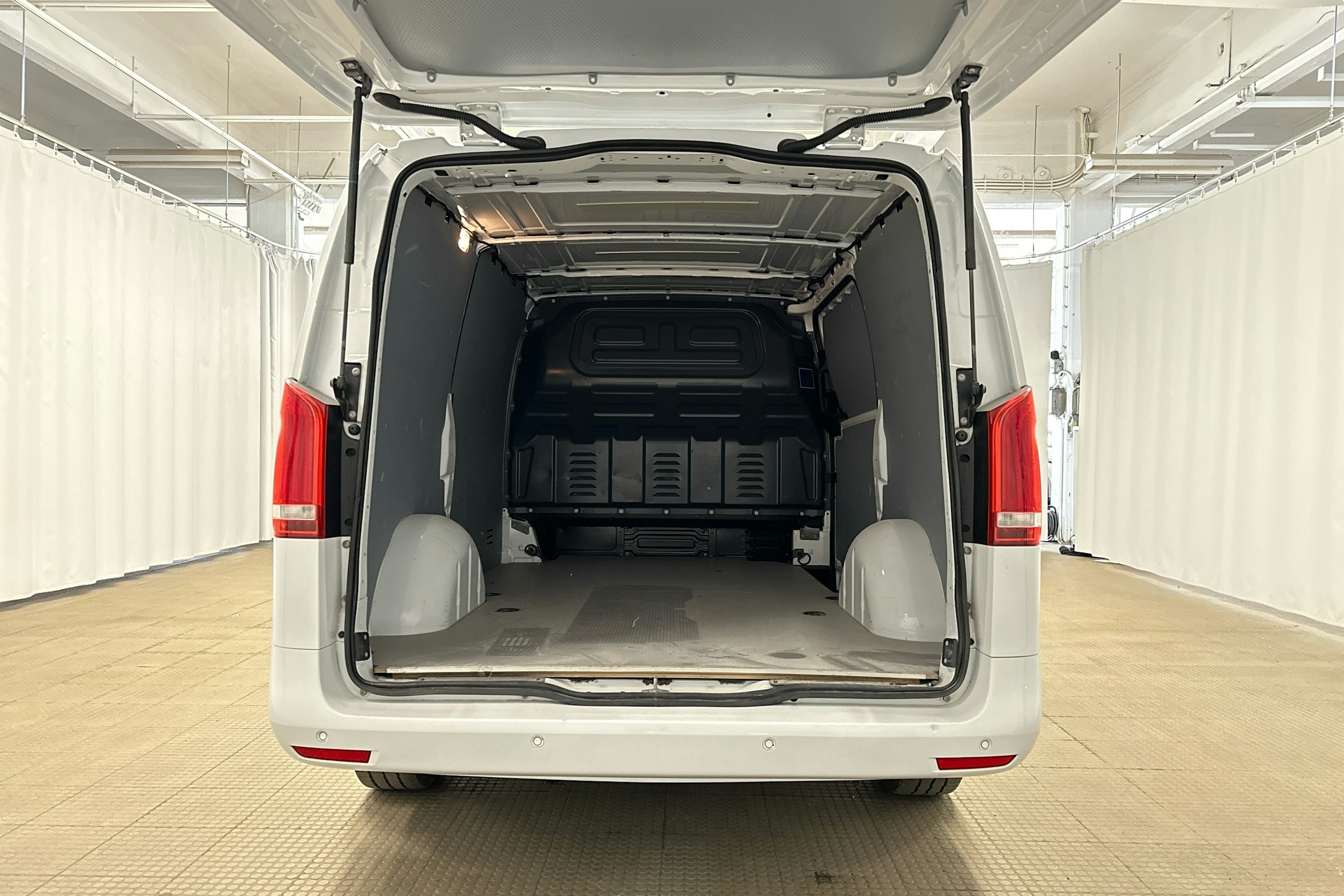 valkoinen Mercedes-Benz Vito 2021 kuva 20.