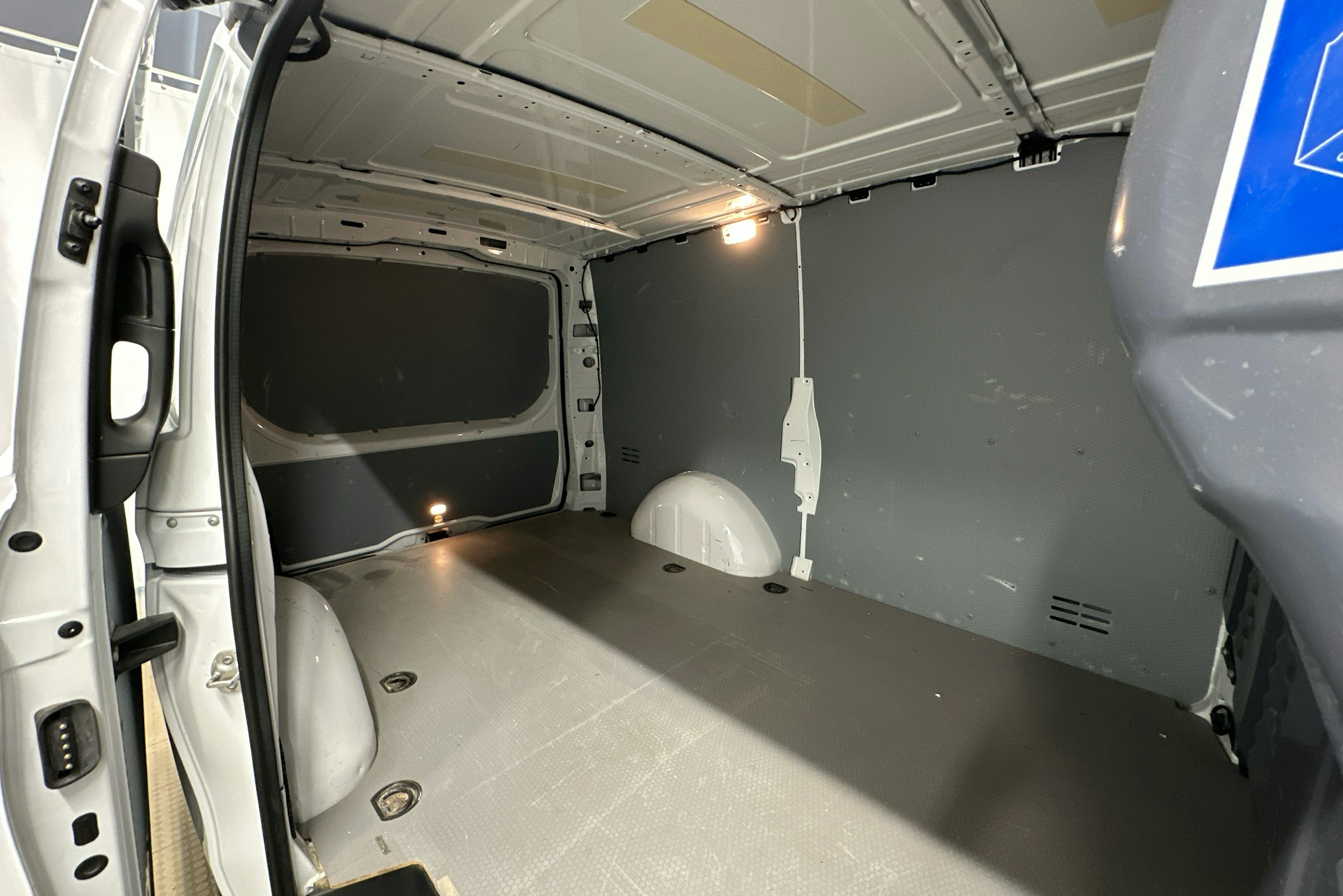 valkoinen Mercedes-Benz Vito 2021 kuva 21.