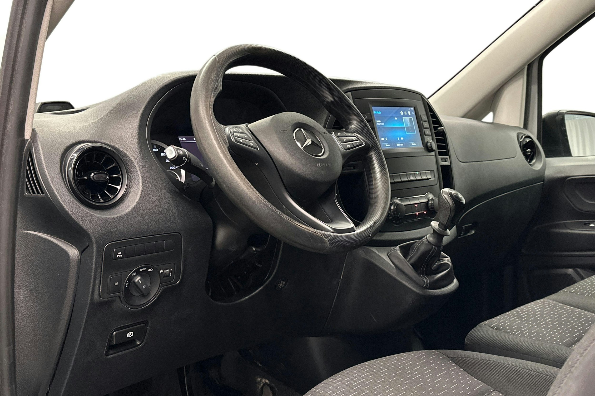 valkoinen Mercedes-Benz Vito 2021 kuva 6.