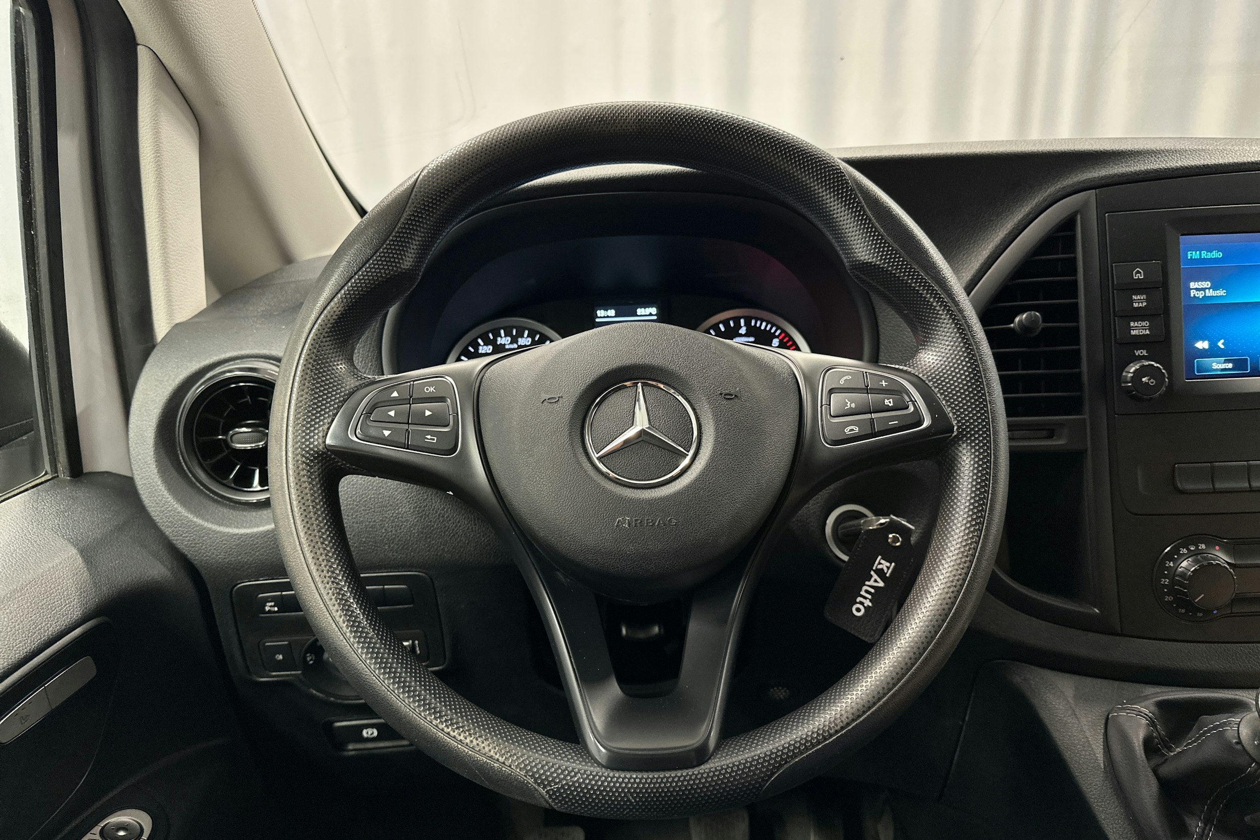 valkoinen Mercedes-Benz Vito 2021 kuva 10.