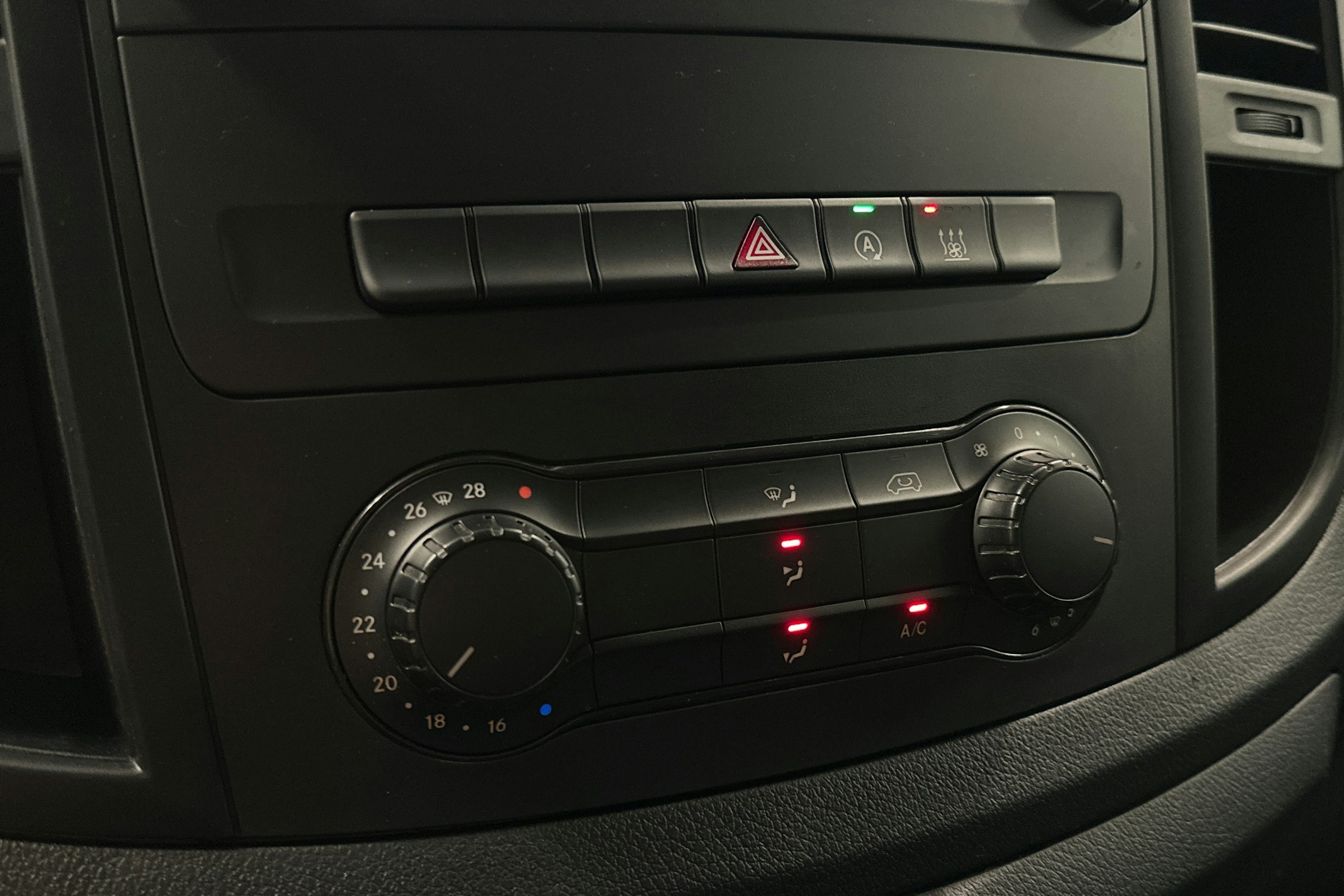valkoinen Mercedes-Benz Vito 2021 kuva 14.
