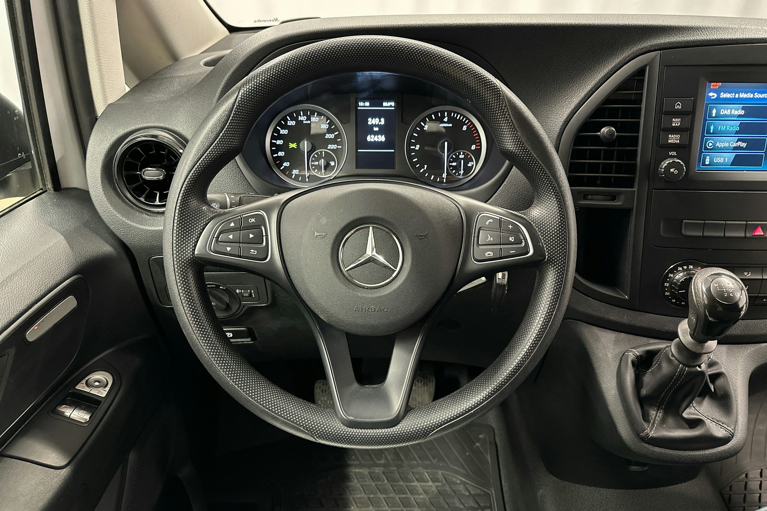 valkoinen Mercedes-Benz Vito 2021 kuva 9.