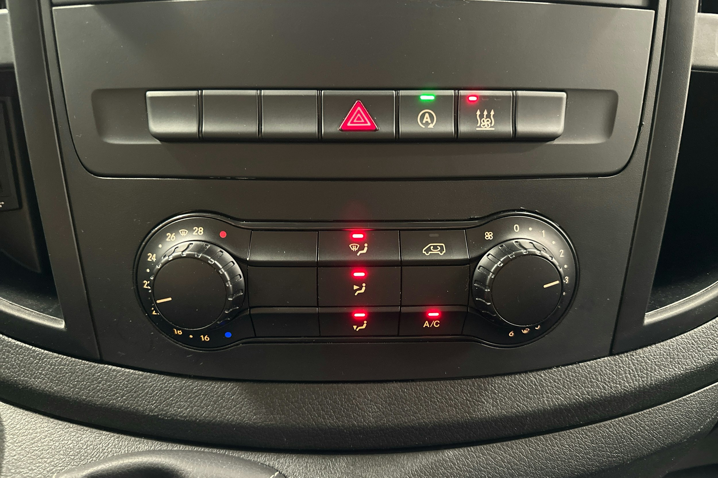 valkoinen Mercedes-Benz Vito 2021 kuva 13.