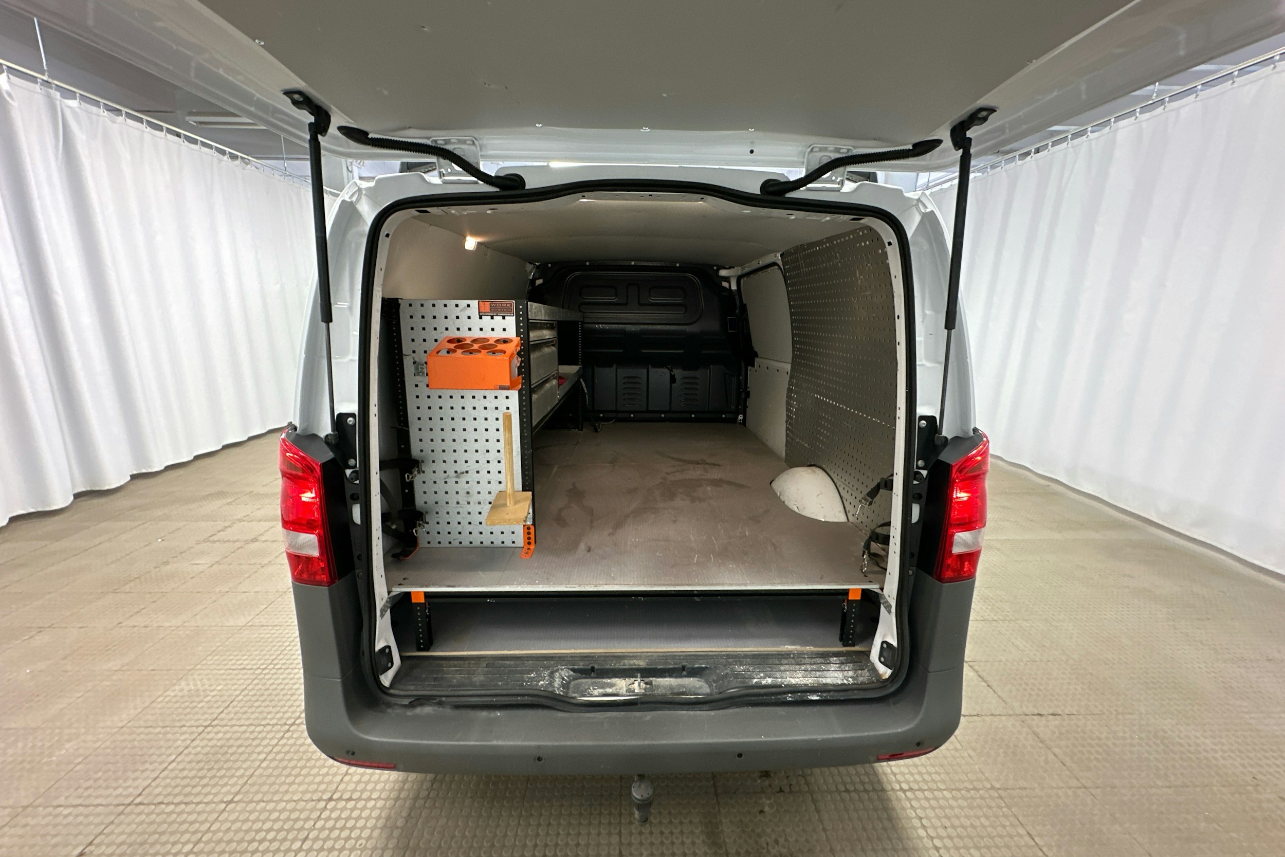 valkoinen Mercedes-Benz Vito 2021 kuva 19.