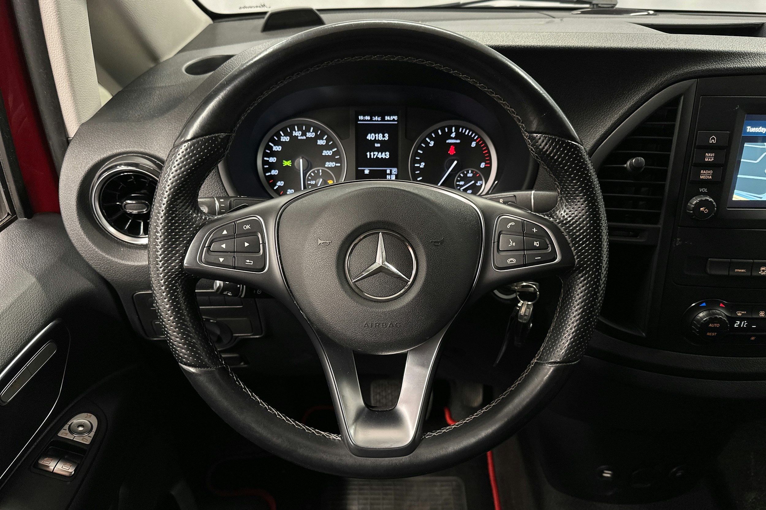 punainen Mercedes-Benz Vito 2021 kuva 10.