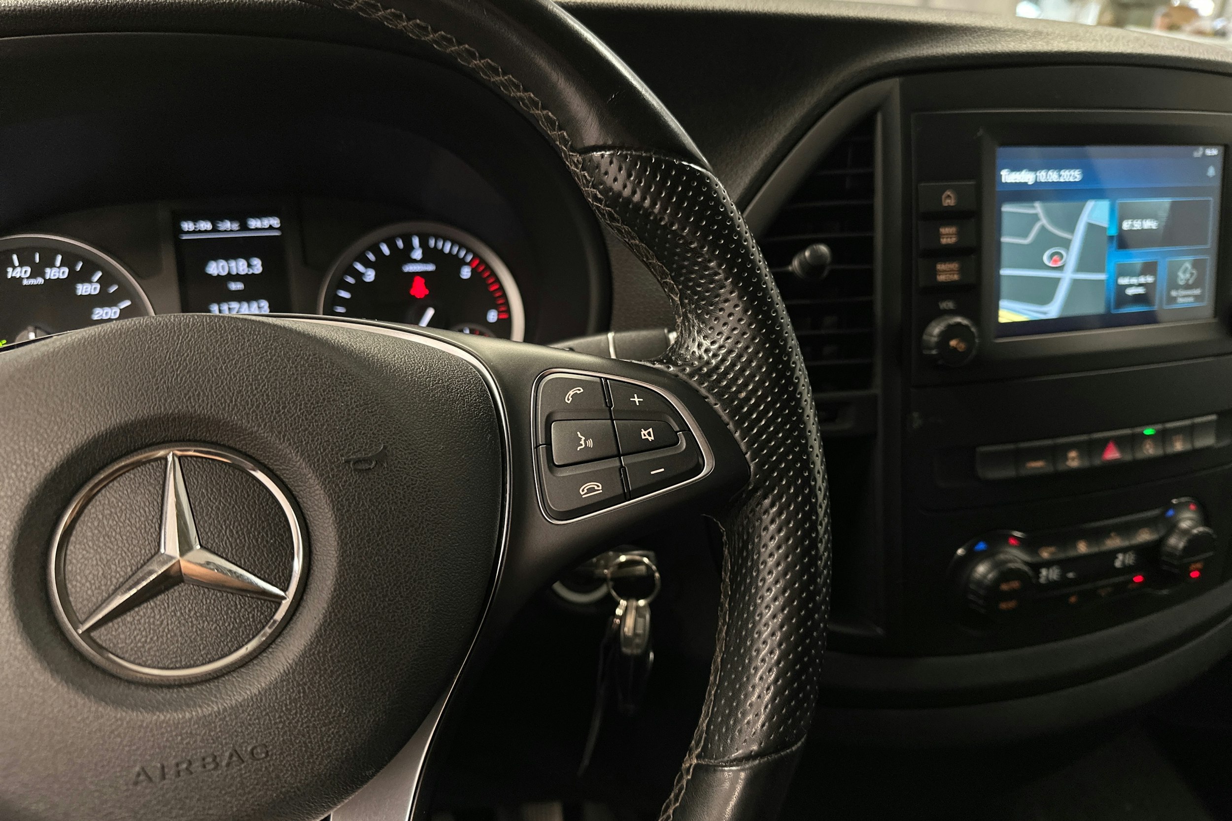 punainen Mercedes-Benz Vito 2021 kuva 12.