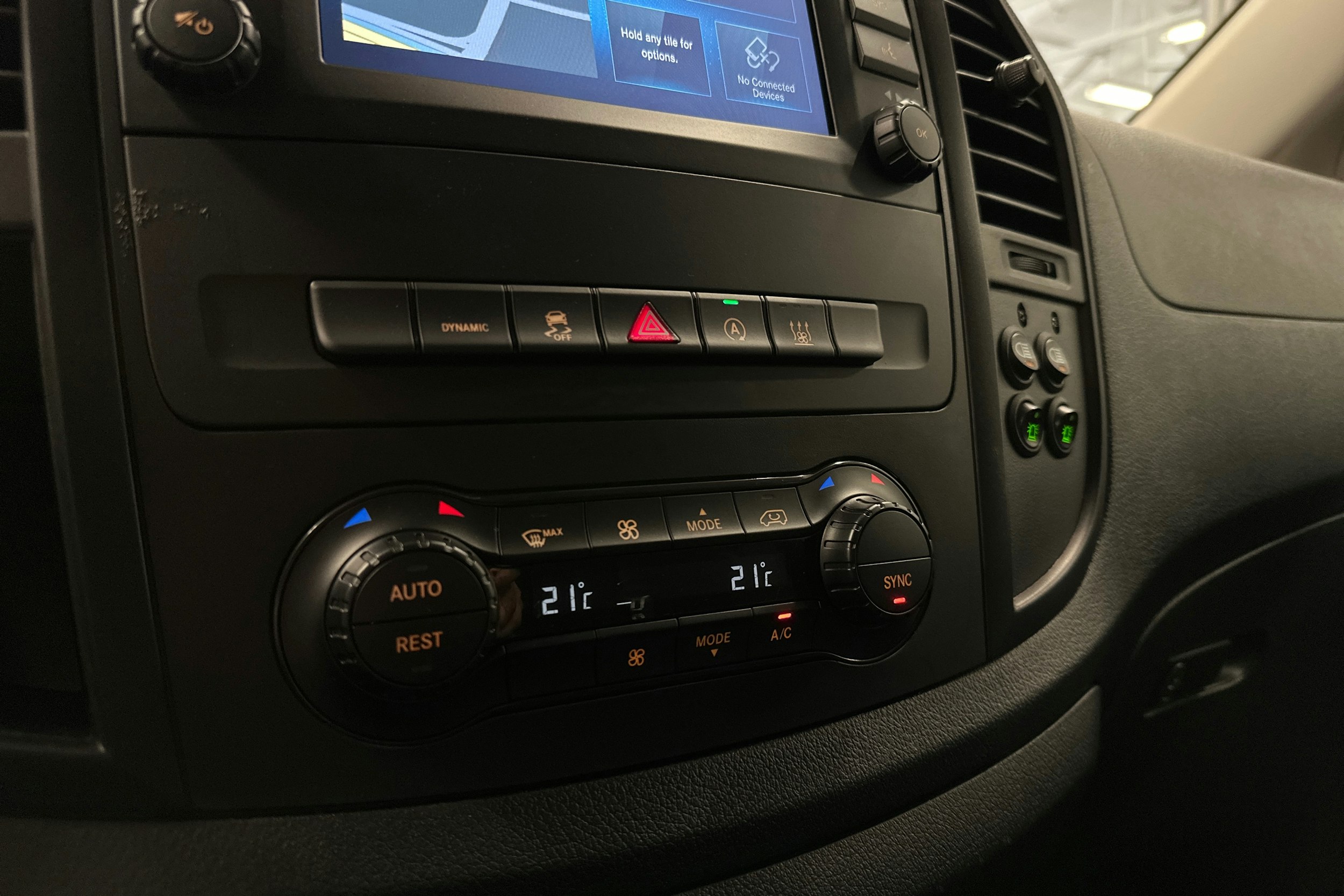 punainen Mercedes-Benz Vito 2021 kuva 14.