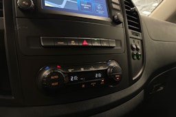 punainen Mercedes-Benz Vito 2021 kuva 14.