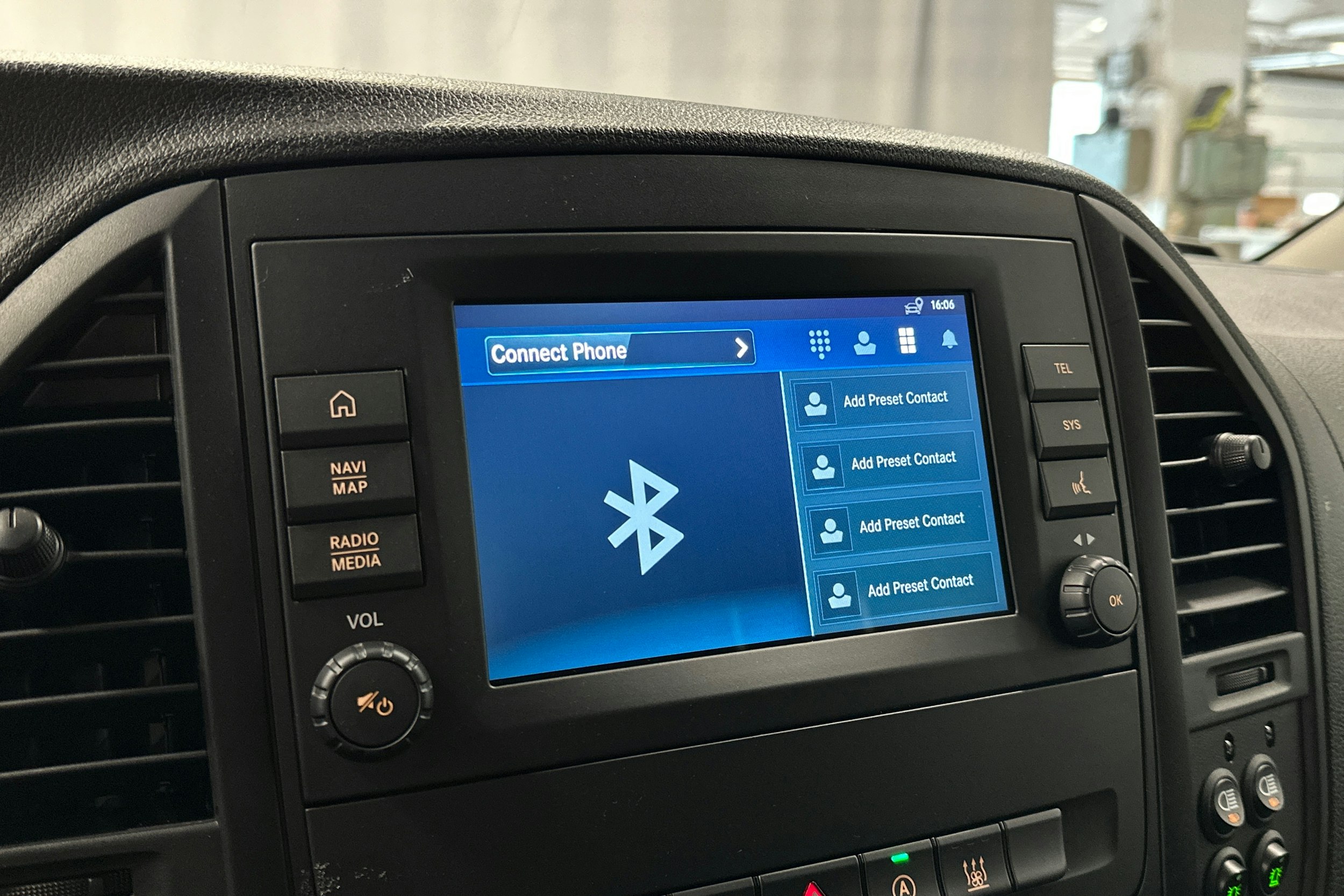 punainen Mercedes-Benz Vito 2021 kuva 18.