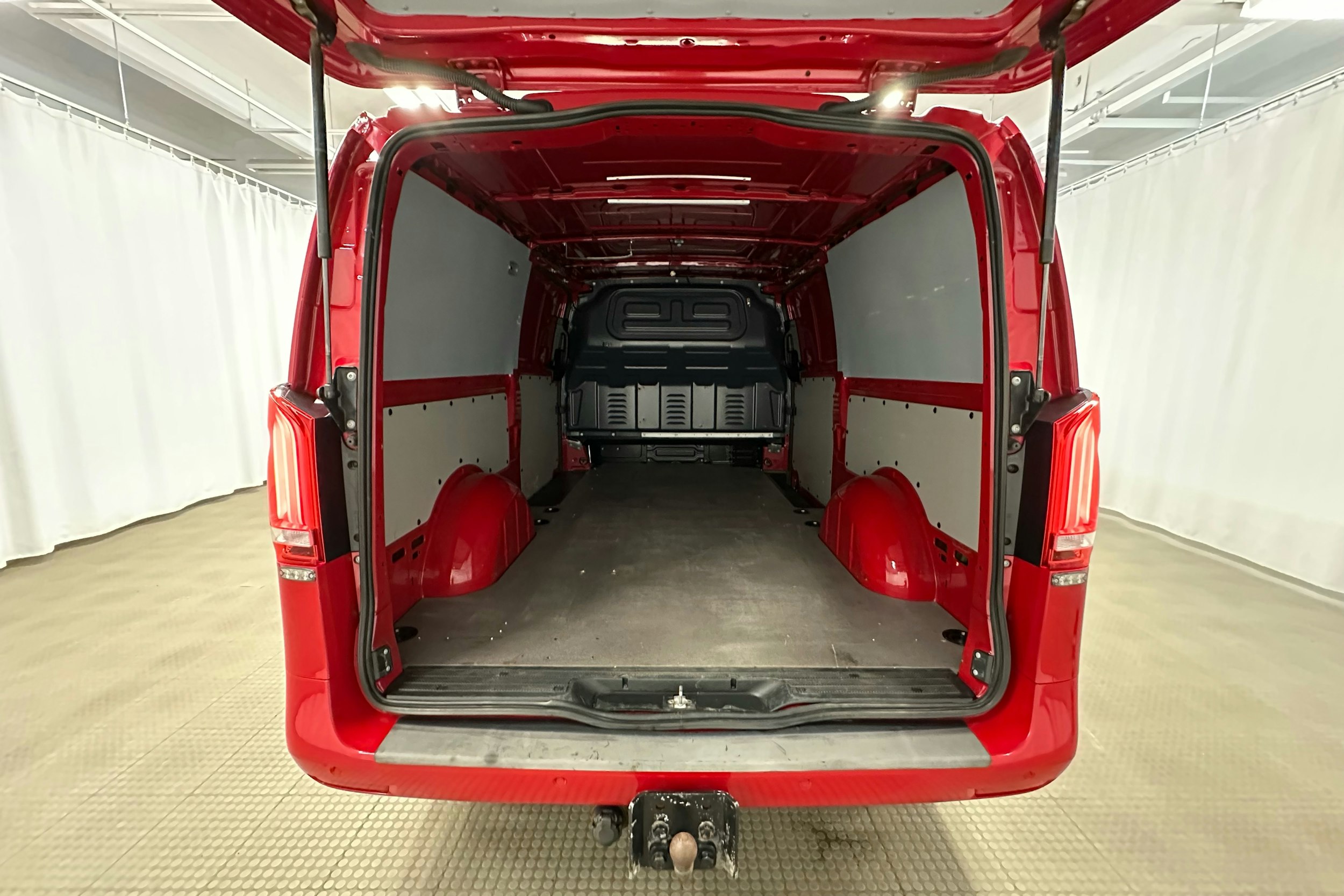 punainen Mercedes-Benz Vito 2021 kuva 21.