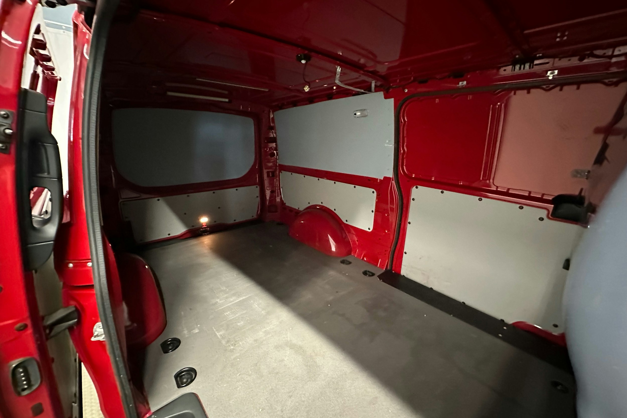 punainen Mercedes-Benz Vito 2021 kuva 22.
