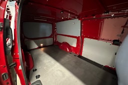 punainen Mercedes-Benz Vito 2021 kuva 22.
