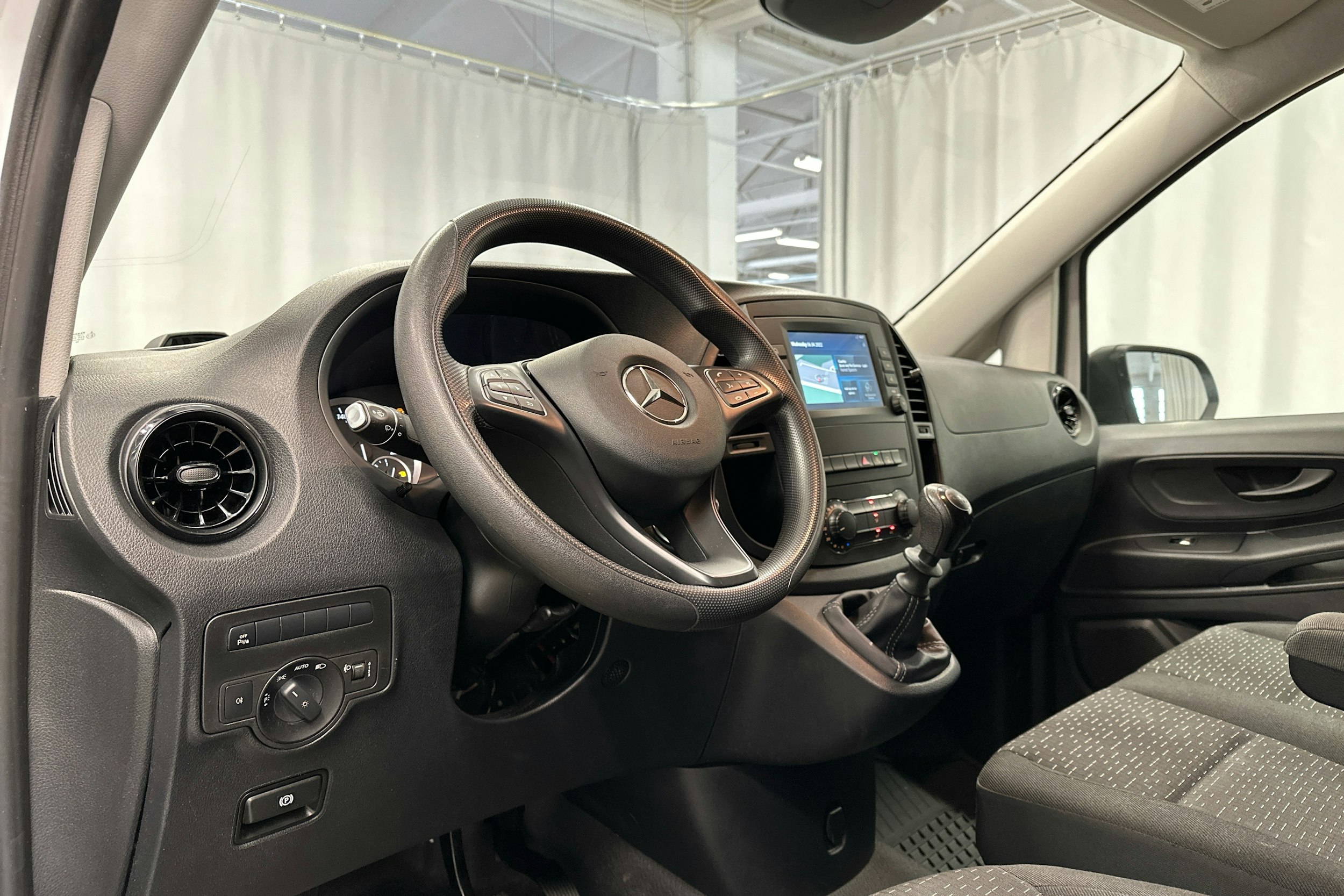 valkoinen Mercedes-Benz Vito 2021 kuva 6.