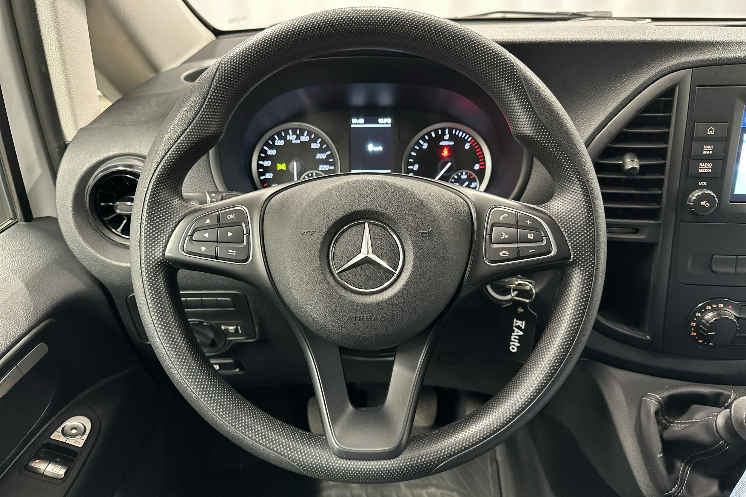 valkoinen Mercedes-Benz Vito 2021 kuva 14.