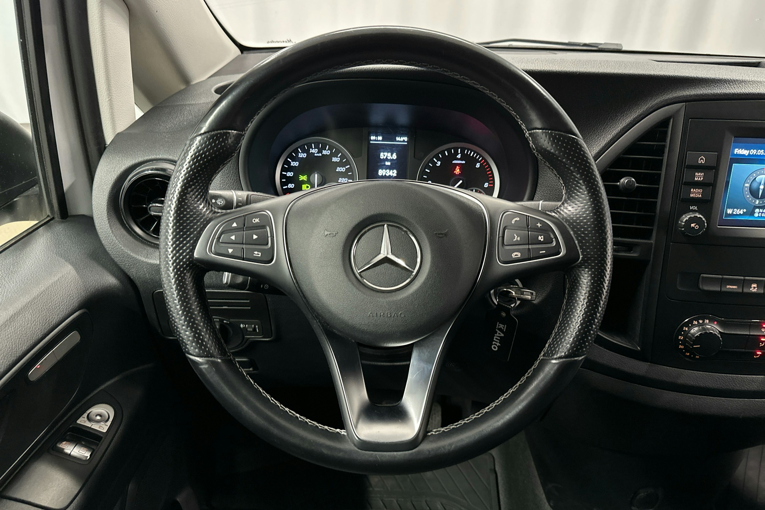 valkoinen Mercedes-Benz Vito 2021 kuva 11.