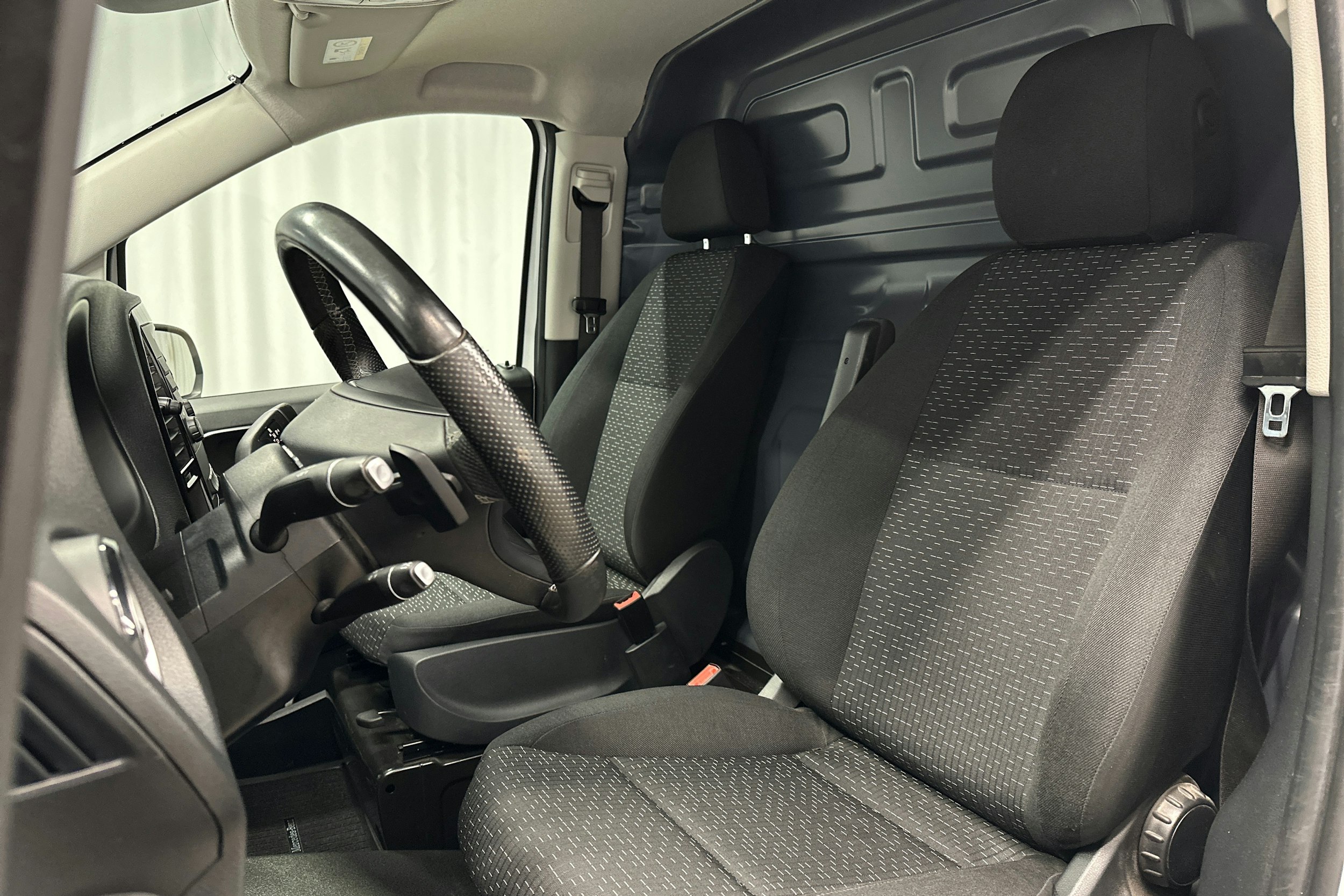 valkoinen Mercedes-Benz Vito 2021 kuva 13.