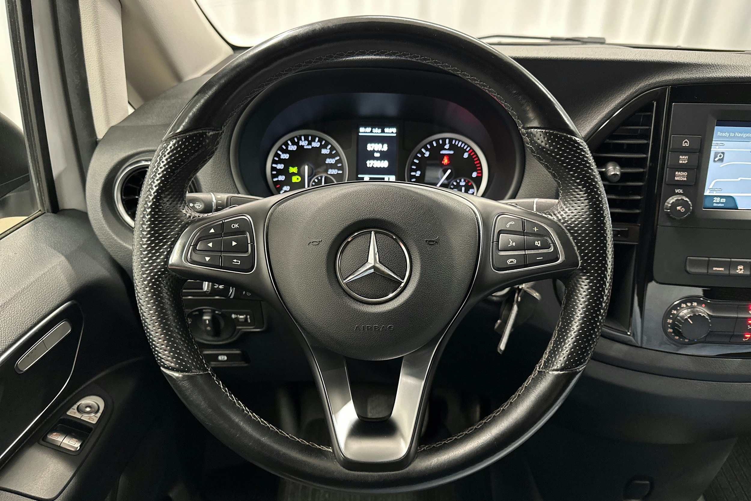 valkoinen Mercedes-Benz Vito 2021 kuva 16.