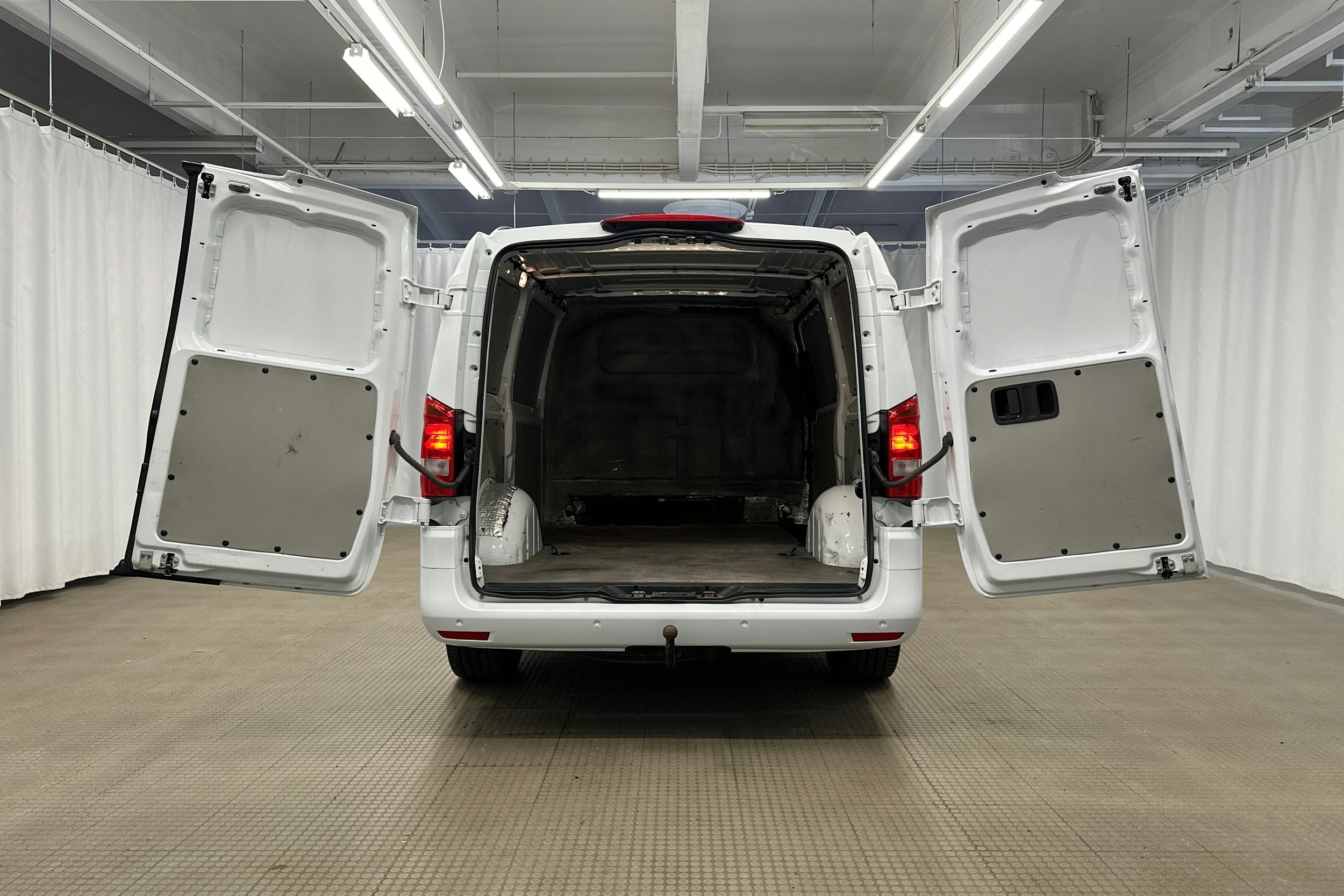 valkoinen Mercedes-Benz Vito 2021 kuva 10.