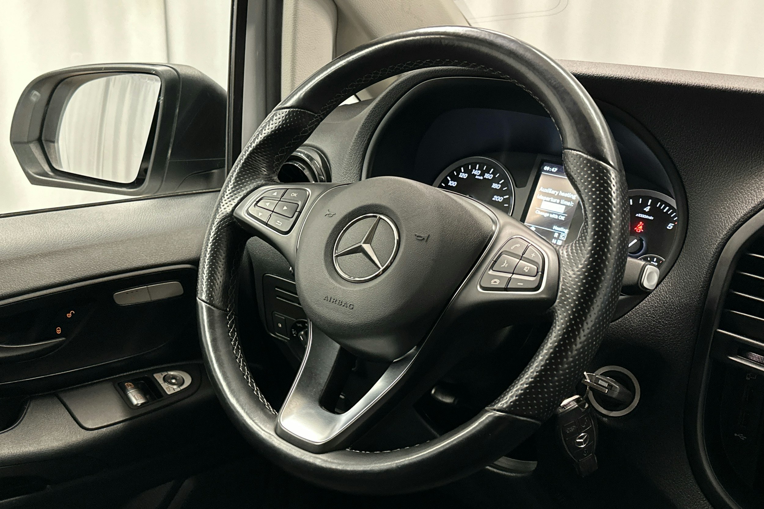 valkoinen Mercedes-Benz Vito 2021 kuva 11.