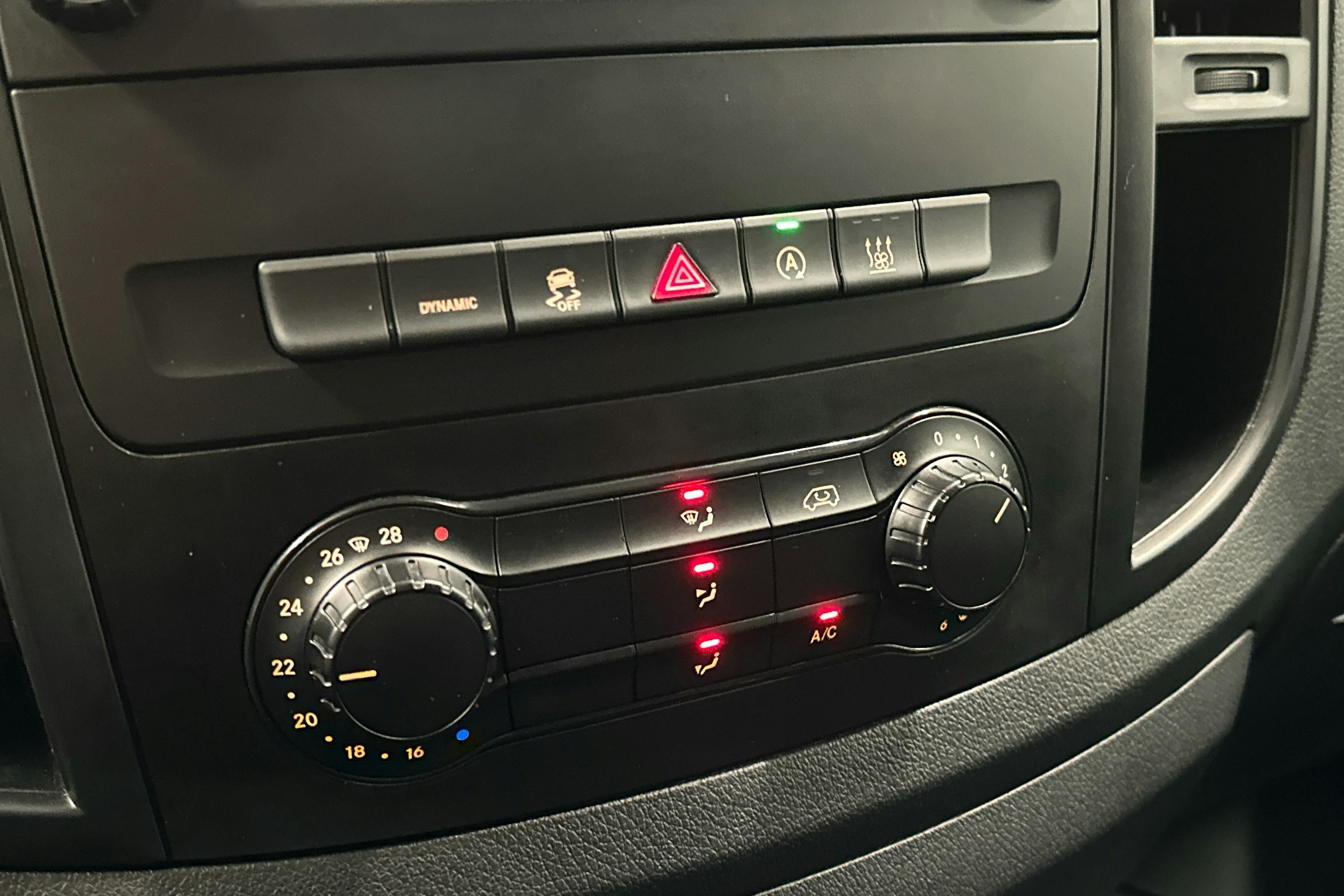 valkoinen Mercedes-Benz Vito 2021 kuva 16.